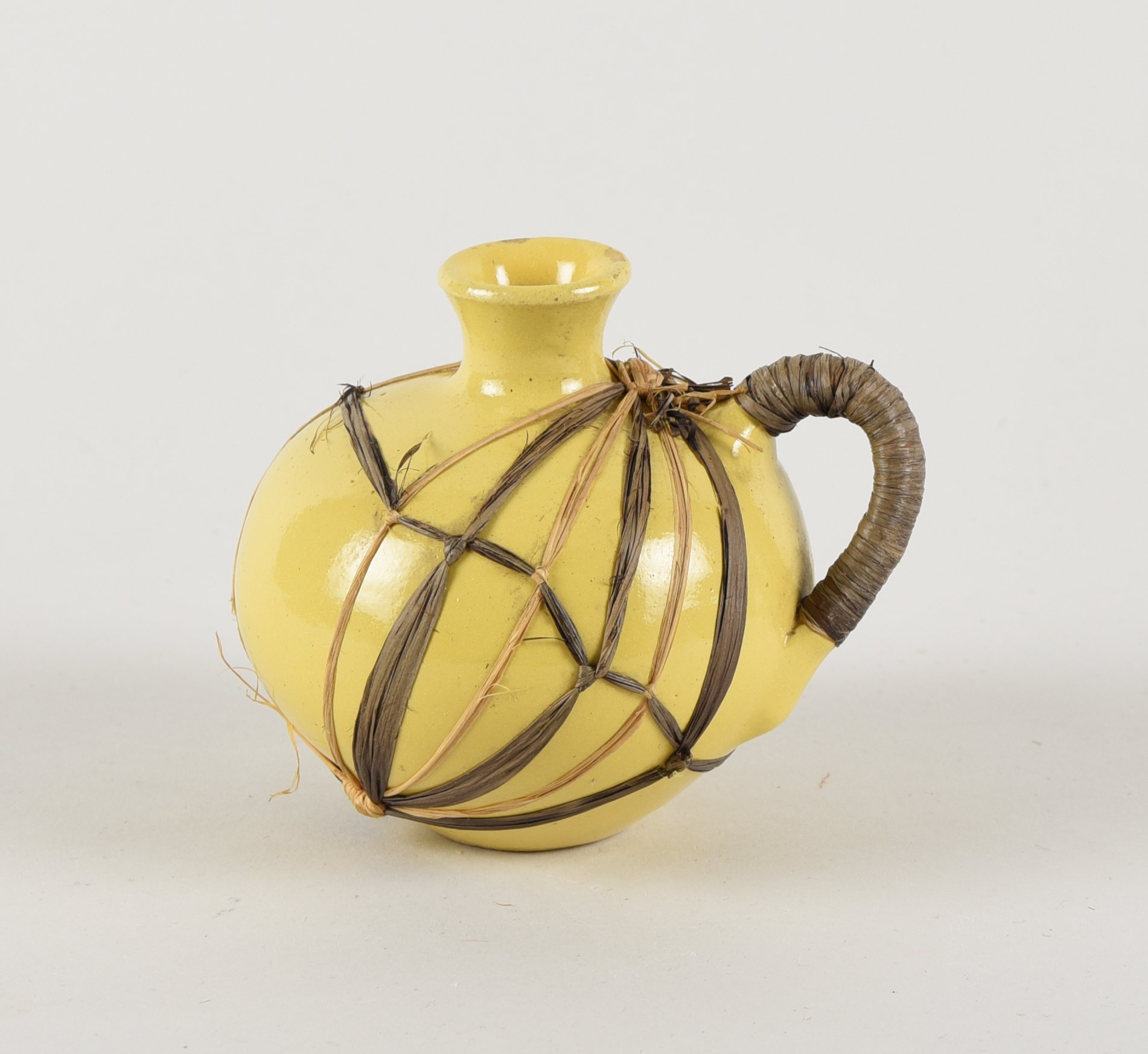 Vase, gelb, Strohfasern (Museen Kohren-Sahlis - Töpfermuseum CC BY-NC-SA)