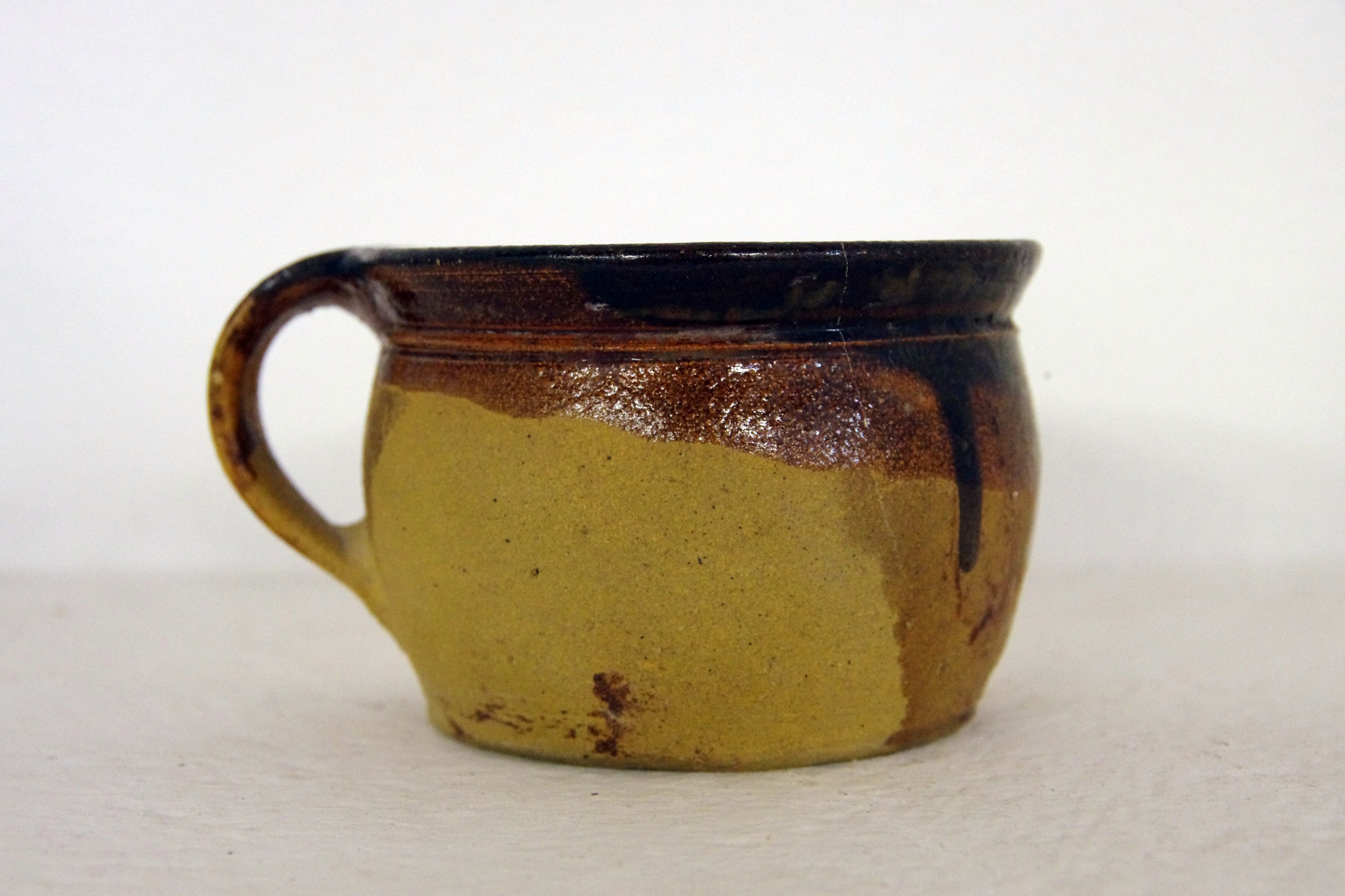 Kleiner Topf oder Tasse mit Latzmuster (Museen Kohren-Sahlis - Töpfermuseum CC BY-NC-SA)