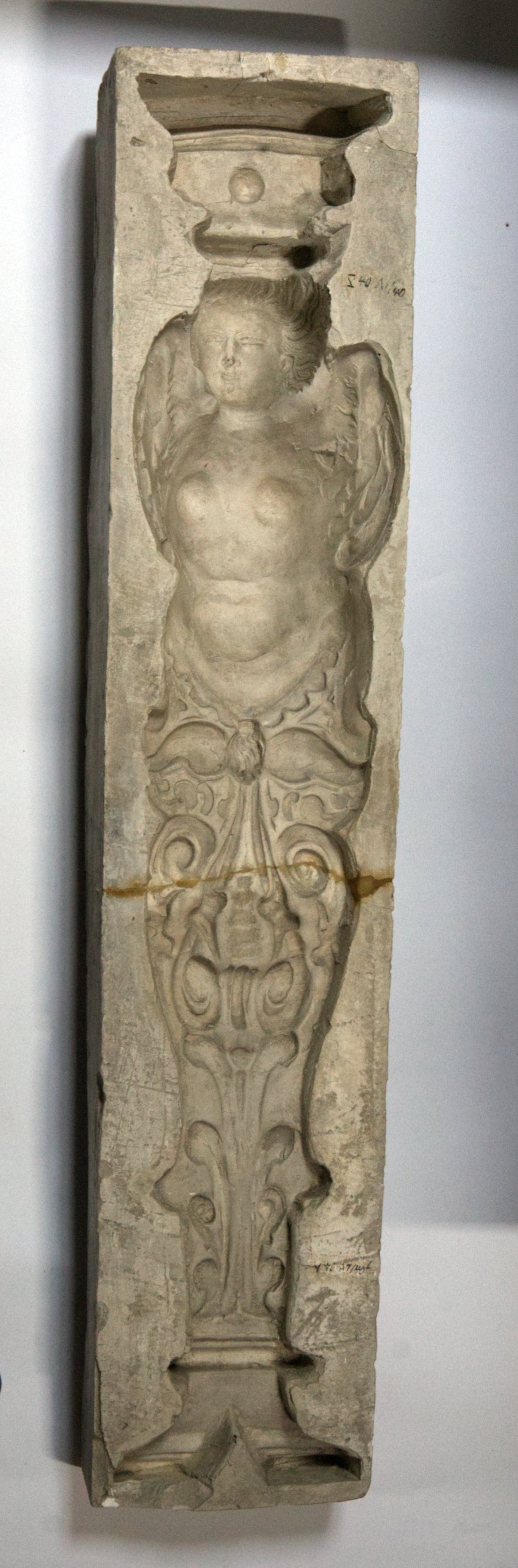 Matrize einer figürlichen Säule / Karyatide (Museen Kohren-Sahlis - Töpfermuseum CC BY-NC-SA)