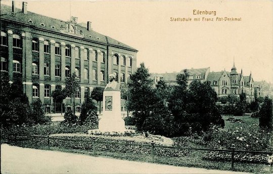 Eilenburg, Stadtschule mit Franz Abt-Denkmal (Stadtmuseum Eilenburg RR-P)