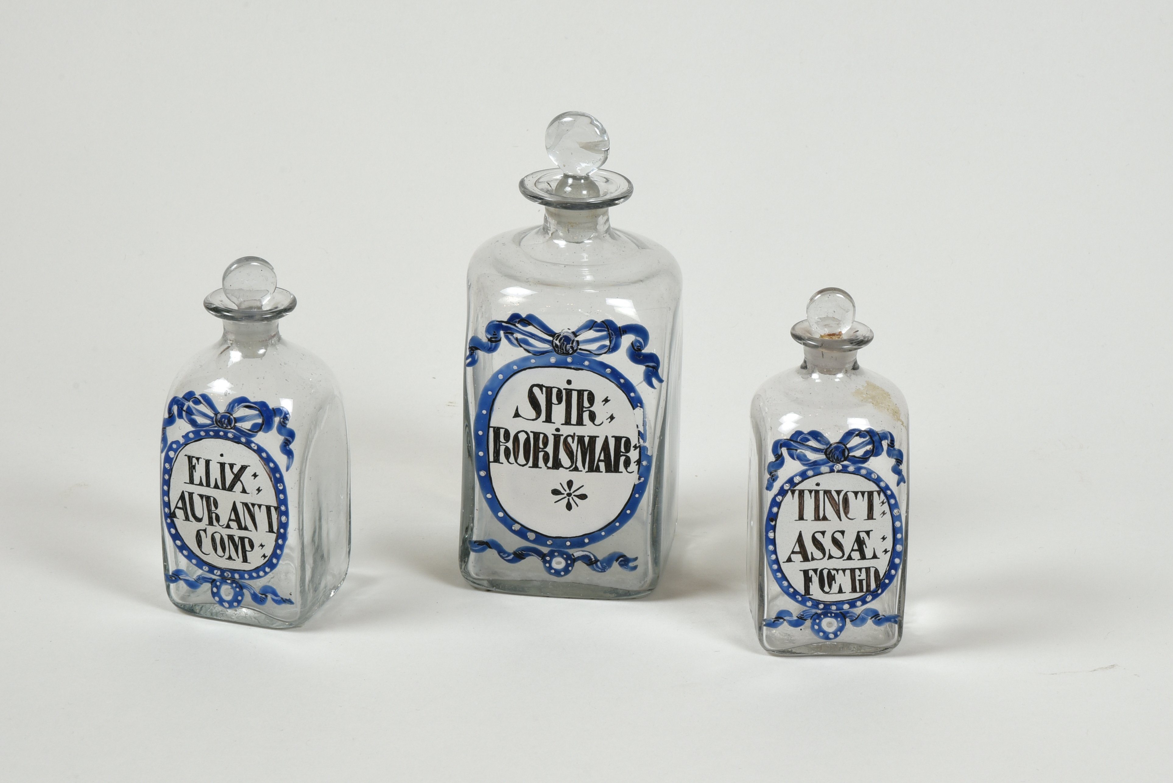 Drei Apothekenflaschen (Gottfried-Silbermann-Museum CC BY-NC-SA)