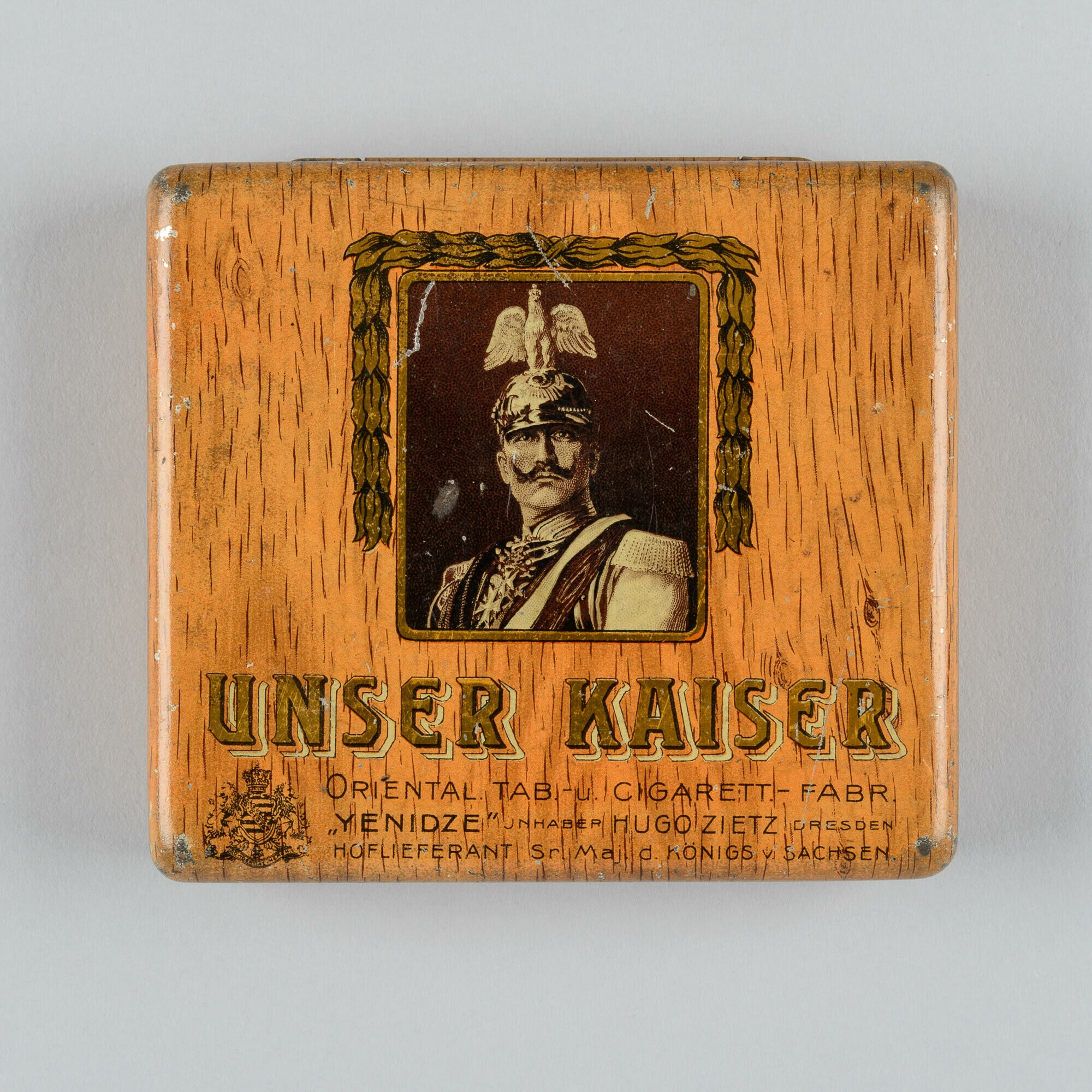 Zigarettendose der Marke "Unser Kaiser" (Stadtmuseum Dresden CC BY-NC-ND)