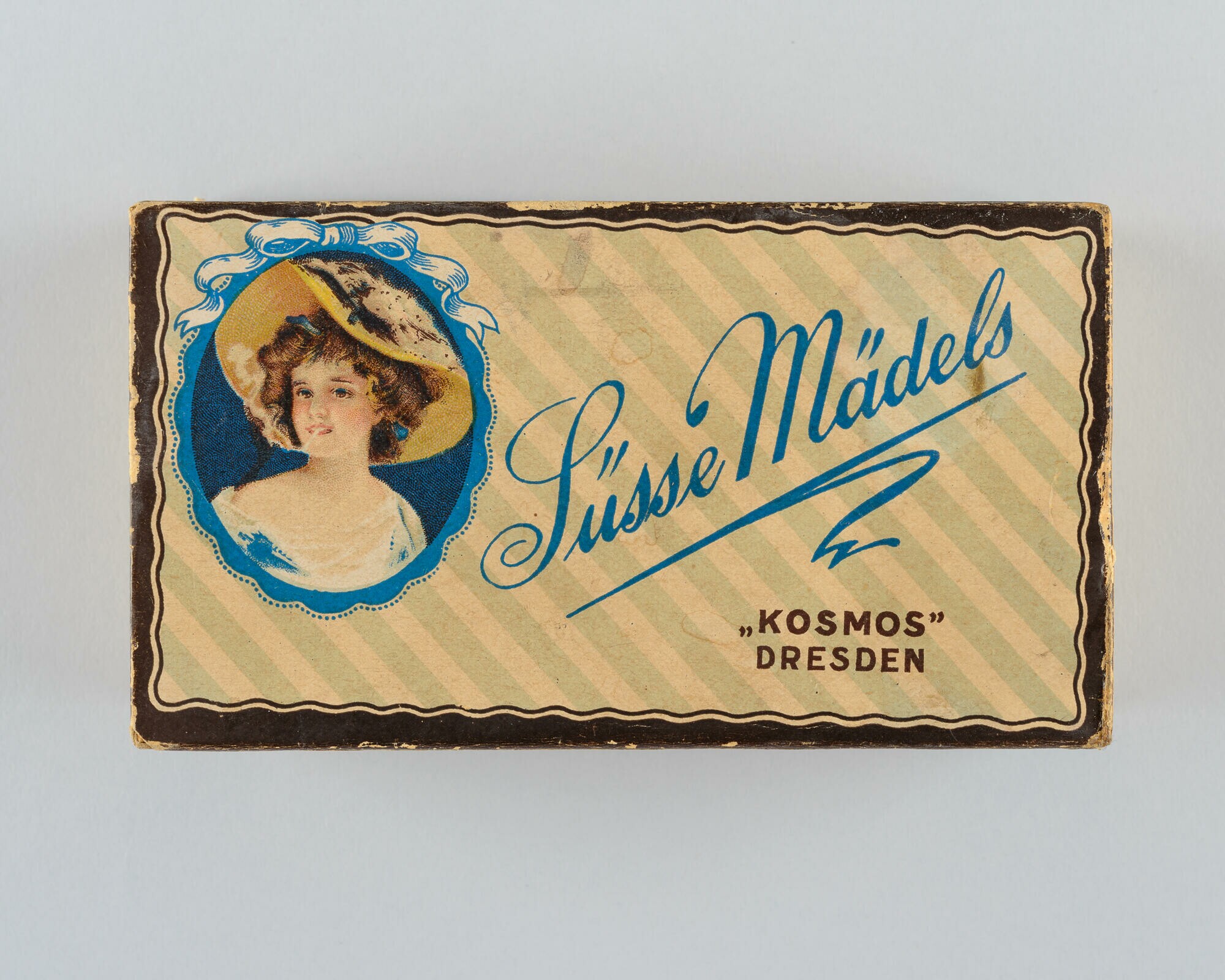 Zigarettenschachtel der Marke "Süsse Mädels" (Stadtmuseum Dresden CC BY-NC-ND)