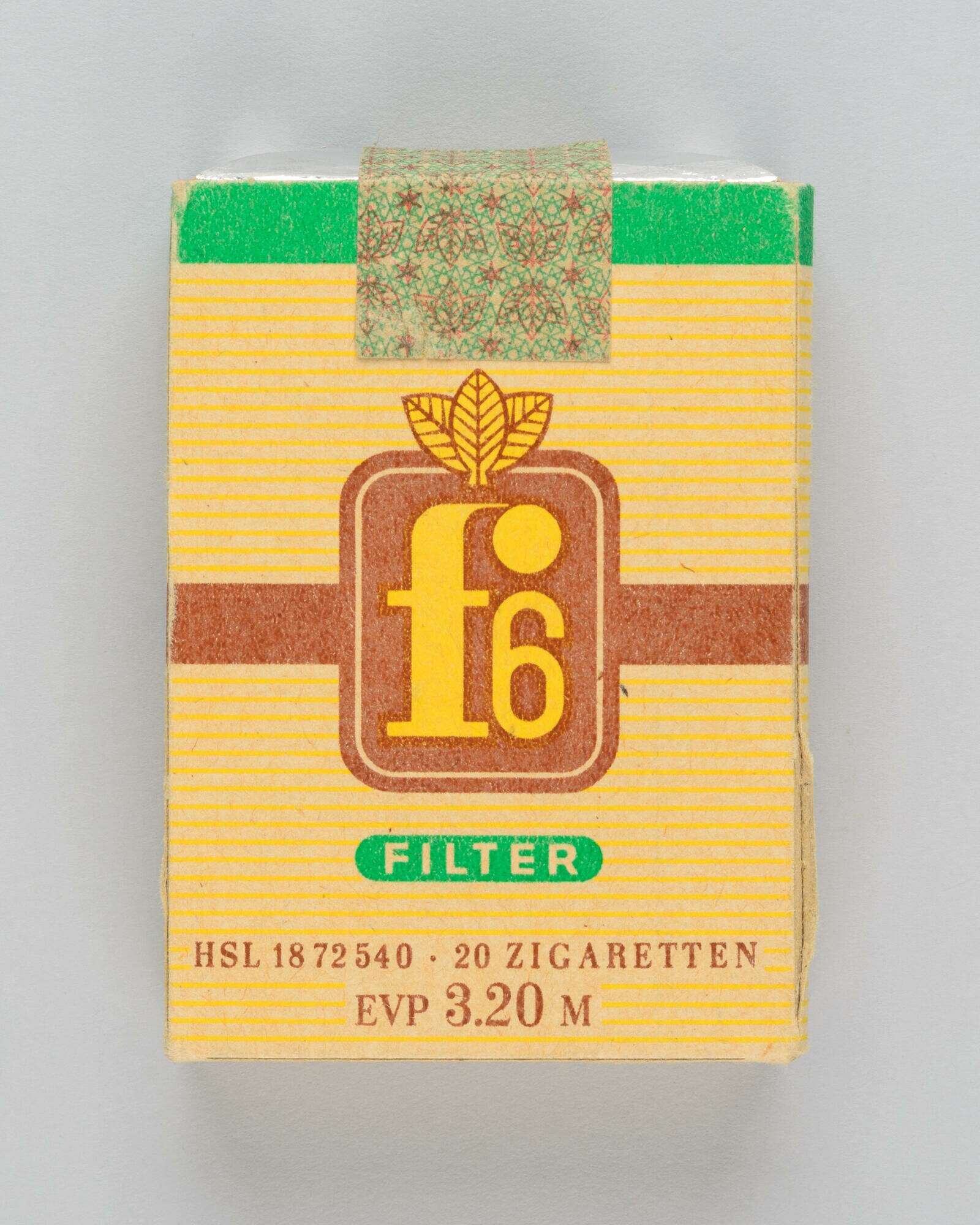 Zigarettenschachtel mit 20 Zigaretten der Marke "Filter f6" (Stadtmuseum Dresden CC BY-NC-ND)