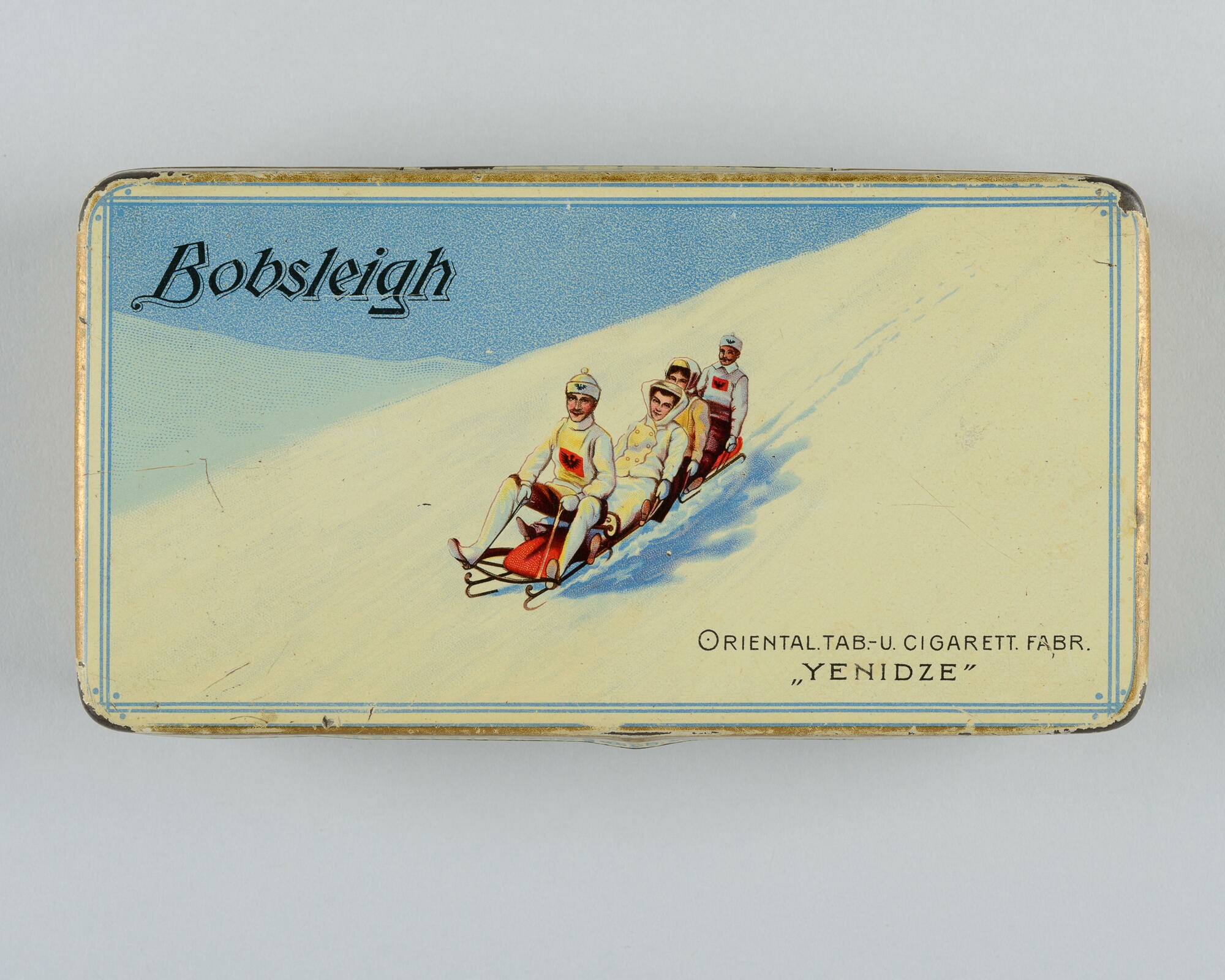 Zigarettendose der Marke "Bobsleigh" (Stadtmuseum Dresden CC BY-NC-ND)