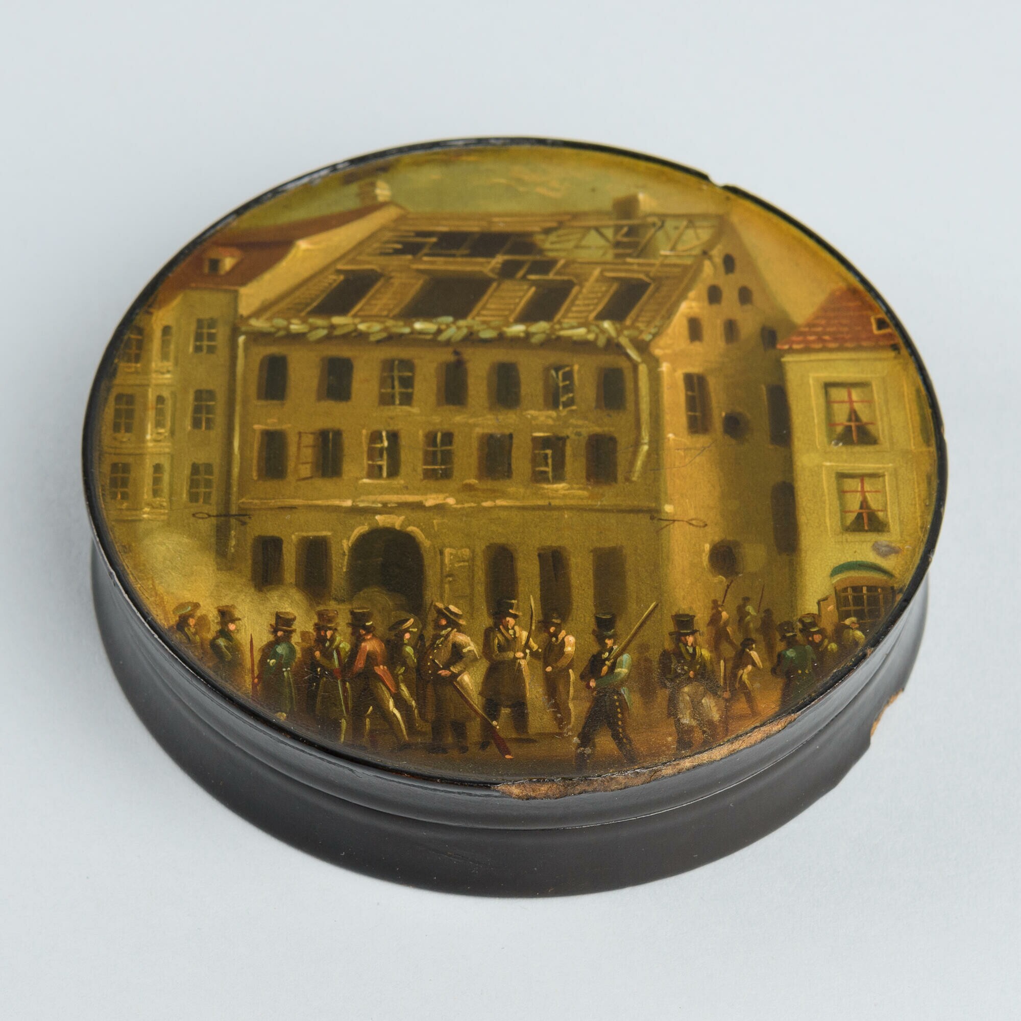 Schnupftabakdose mit Darstellung des gestürmten und zerstörten Dresdner Polizeigebäudes am 10. September 1830 (Stadtmuseum Dresden CC BY-NC-ND)