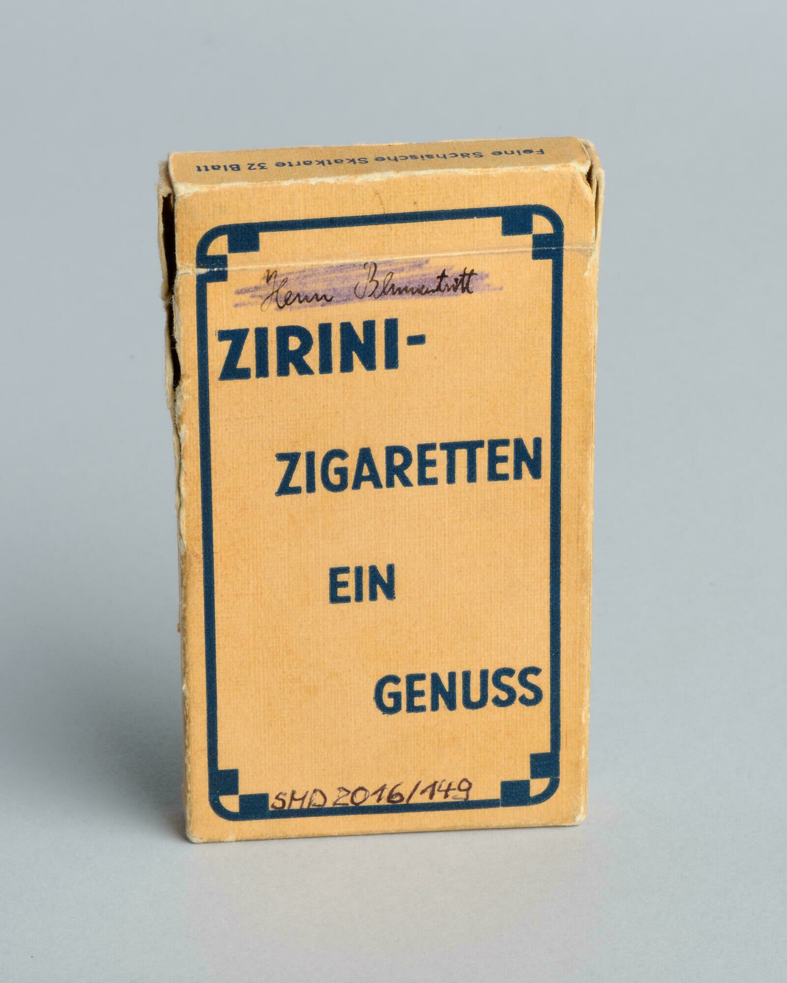 Feine Sächsische Skatkarte. Reklameskatkarten der Dresdner Zigarettenfabrik Zirini (Stadtmuseum Dresden CC BY-NC-ND)