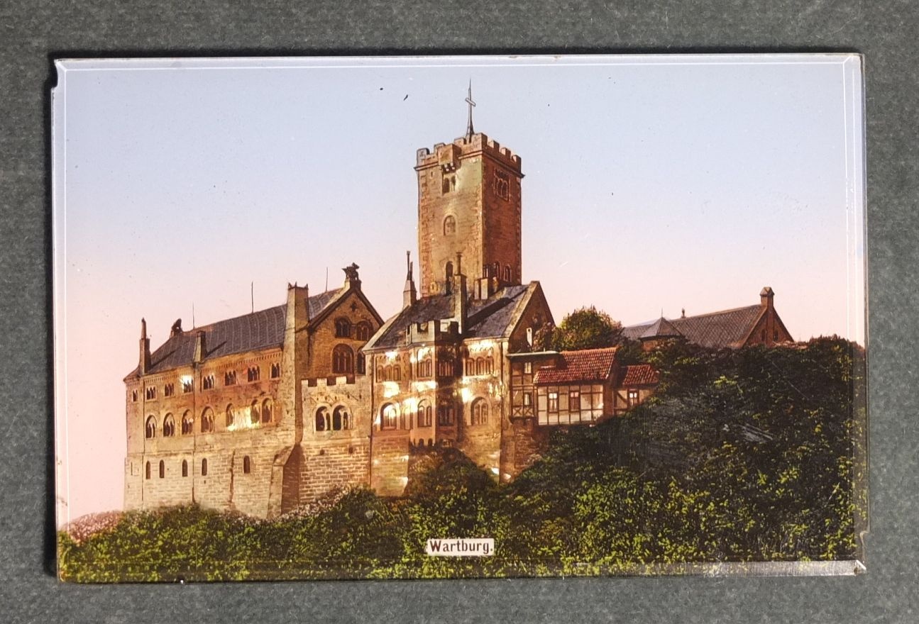 Hinterglasbild mit Ansicht der Wartburg (Perlmutter-und Heimatmuseum Adorf CC BY-NC-SA)