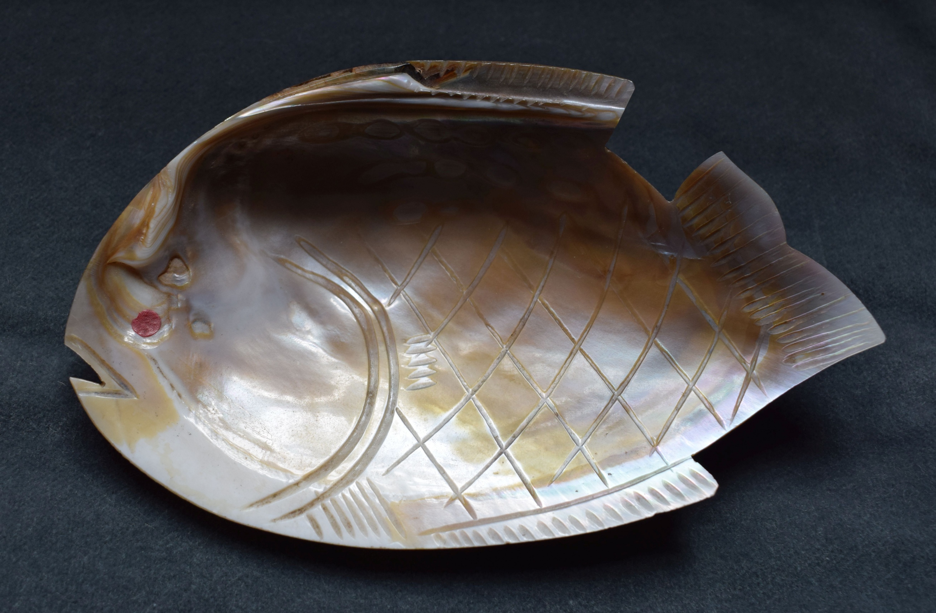 Schale in Fischform aus Perlmutter (Perlmutter- und Heimatmuseum Adorf CC BY-NC-SA)