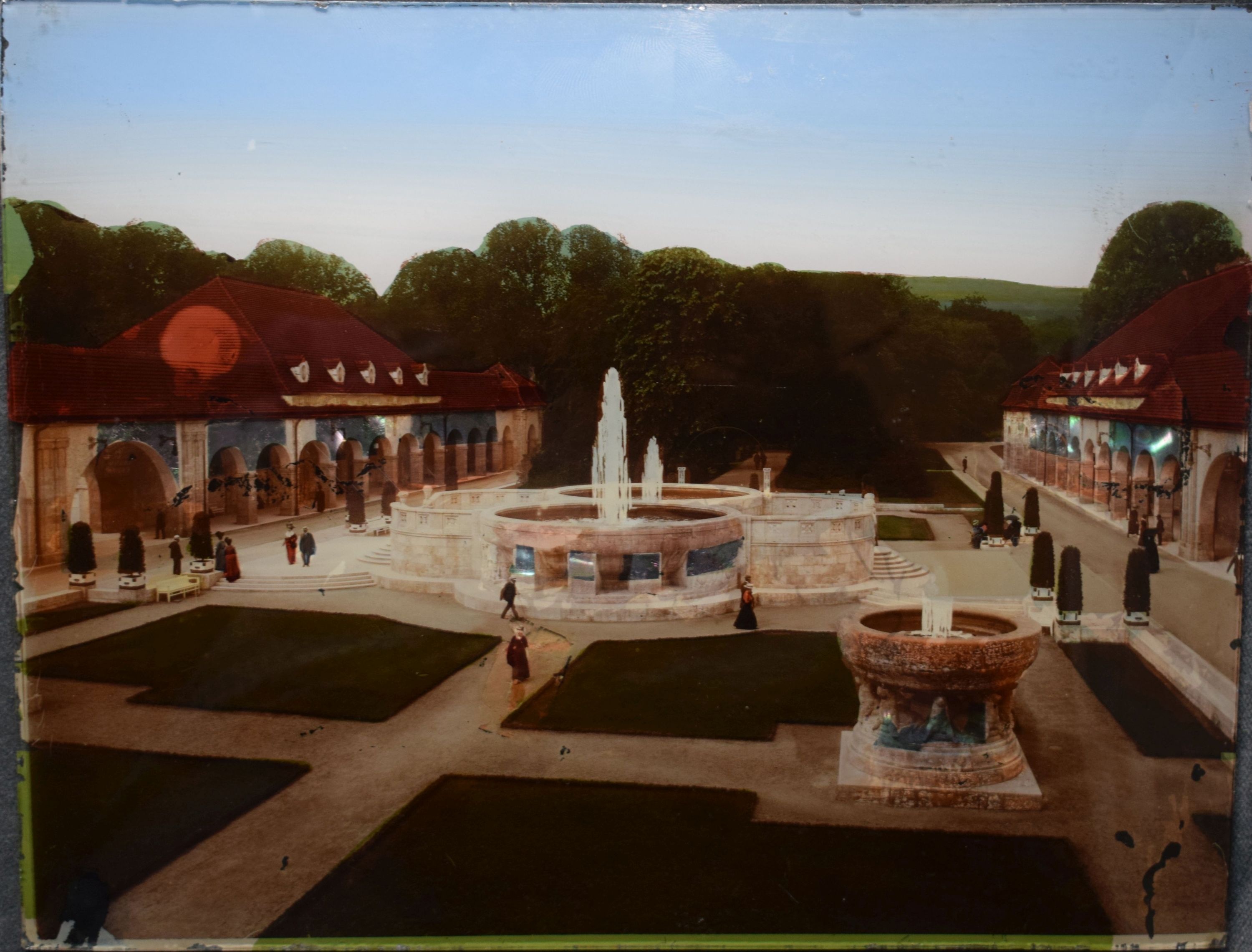 Hinterglasbild mit Ansicht des eines Kurbades (Perlmutter- und Heimatmuseum Adorf CC BY-NC-SA)