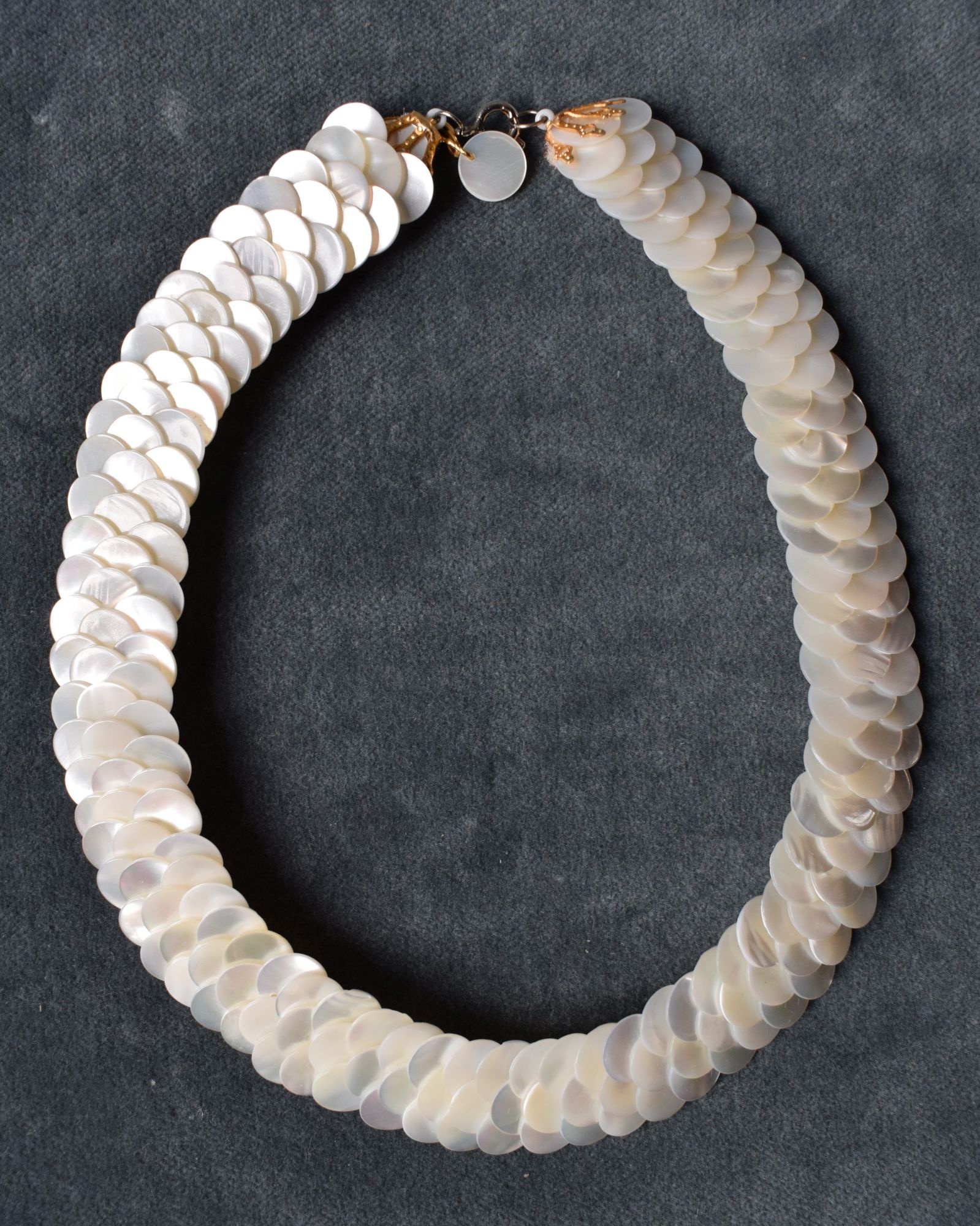 Halskette mit runden Perlmutterblättchen (Perlmutter- und Heimatmuseum Adorf CC BY-NC-SA)