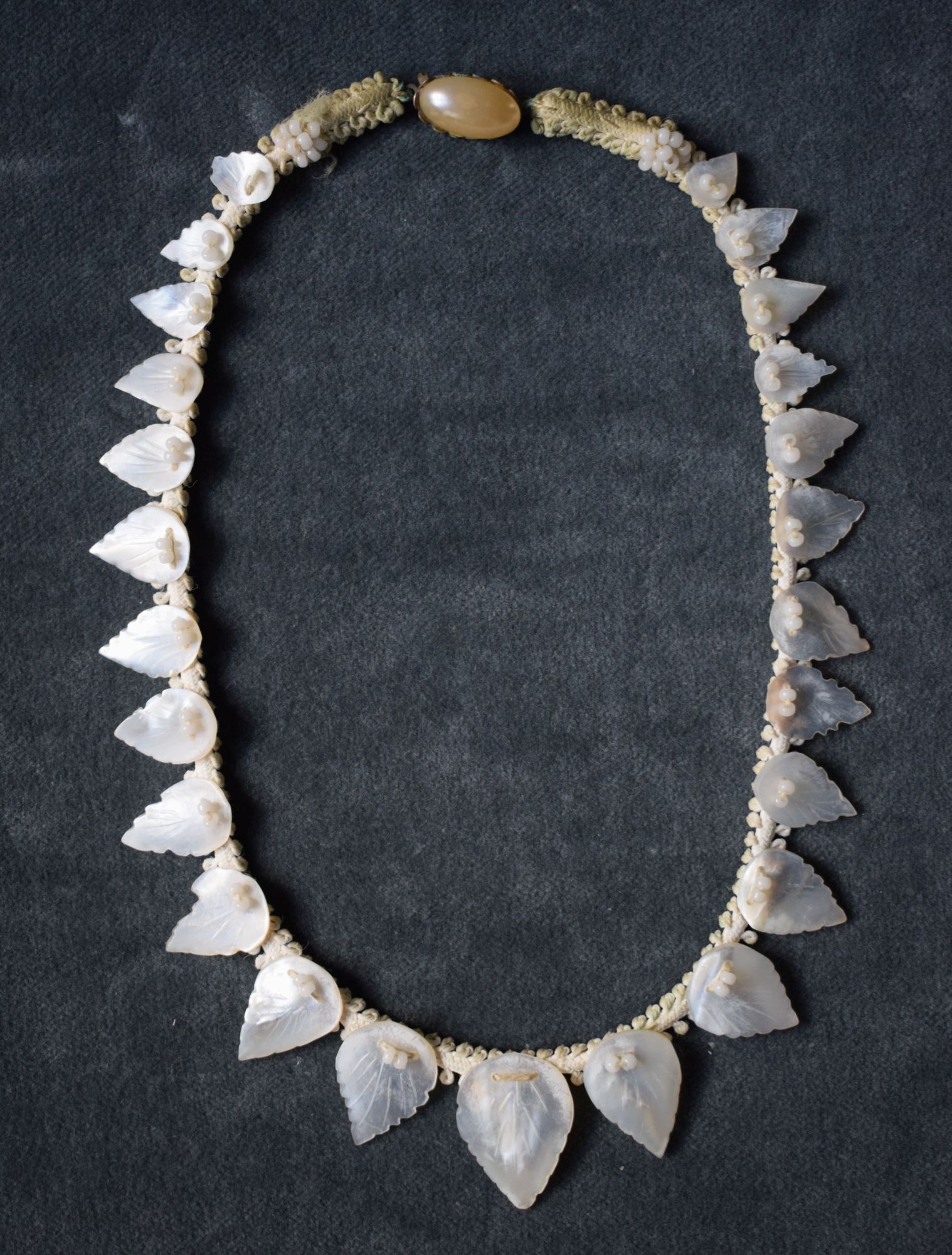 Halskette asu blattförmigen Perlmutterplättchen (Perlmutter- und Heimatmuseum Adorf CC BY-NC-SA)