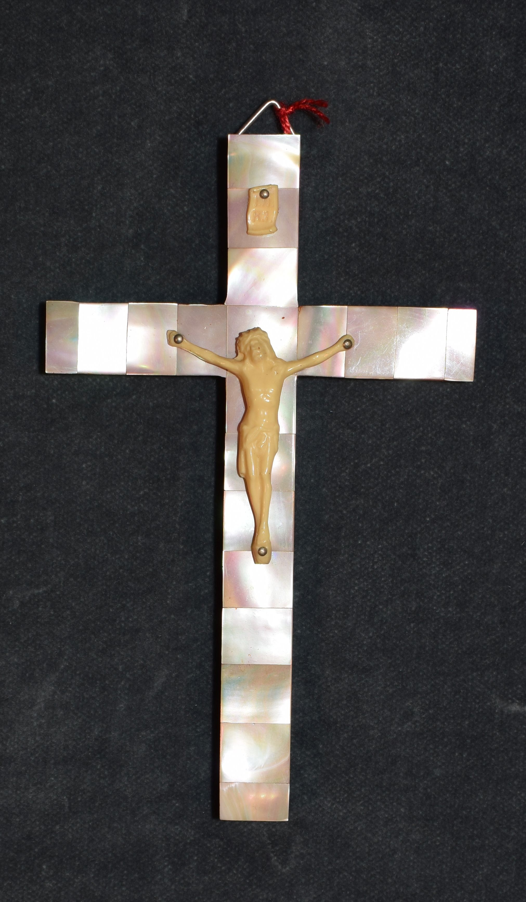 Perlmutterkreuz mit Jesusfigur aus Kunststoff (Perlmutter- und Heimatmuseum Adorf CC BY-NC-SA)
