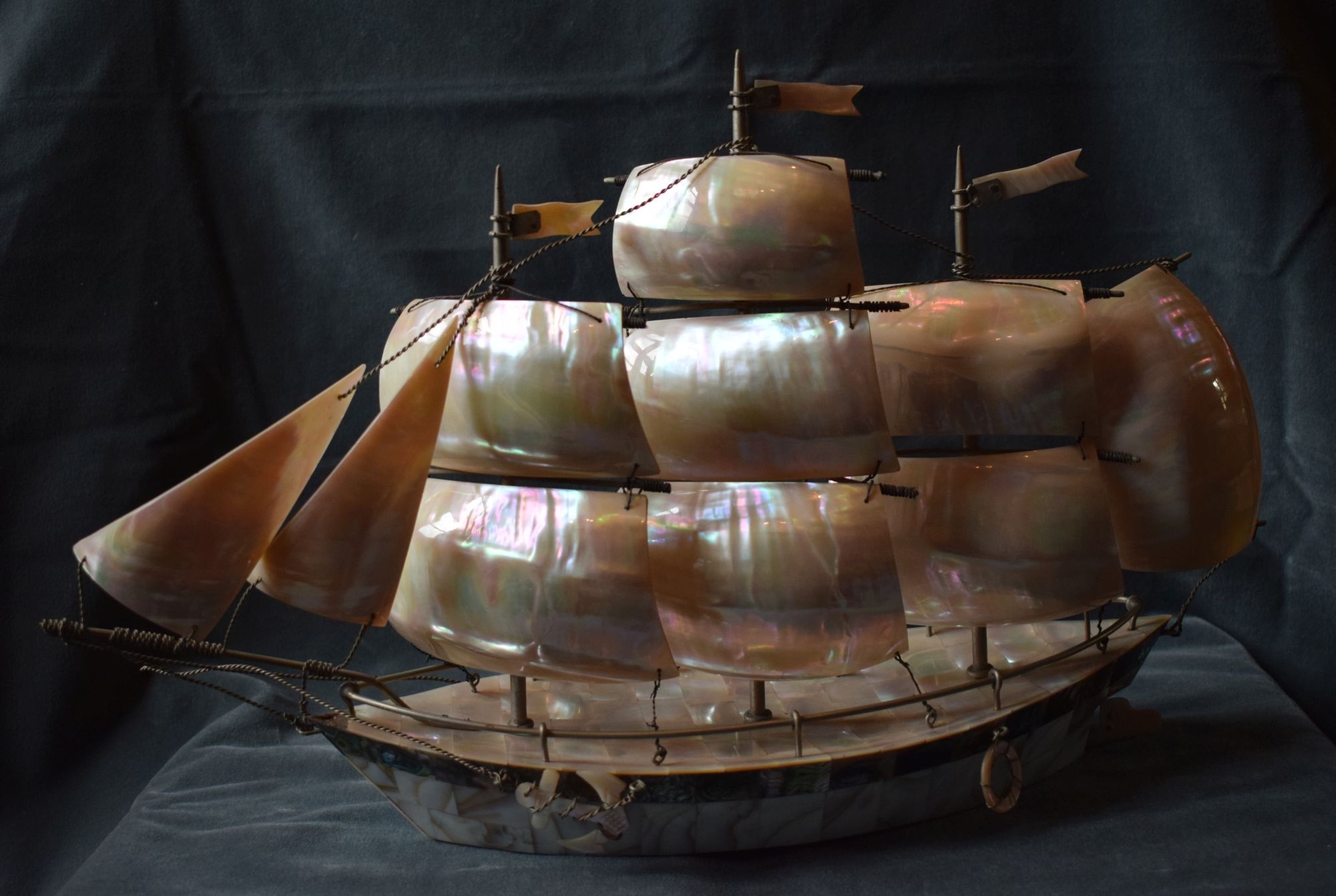Segelschiff aus Perlmutter (Perlmutter- und Heimatmuseum Adorf CC BY-NC-SA)