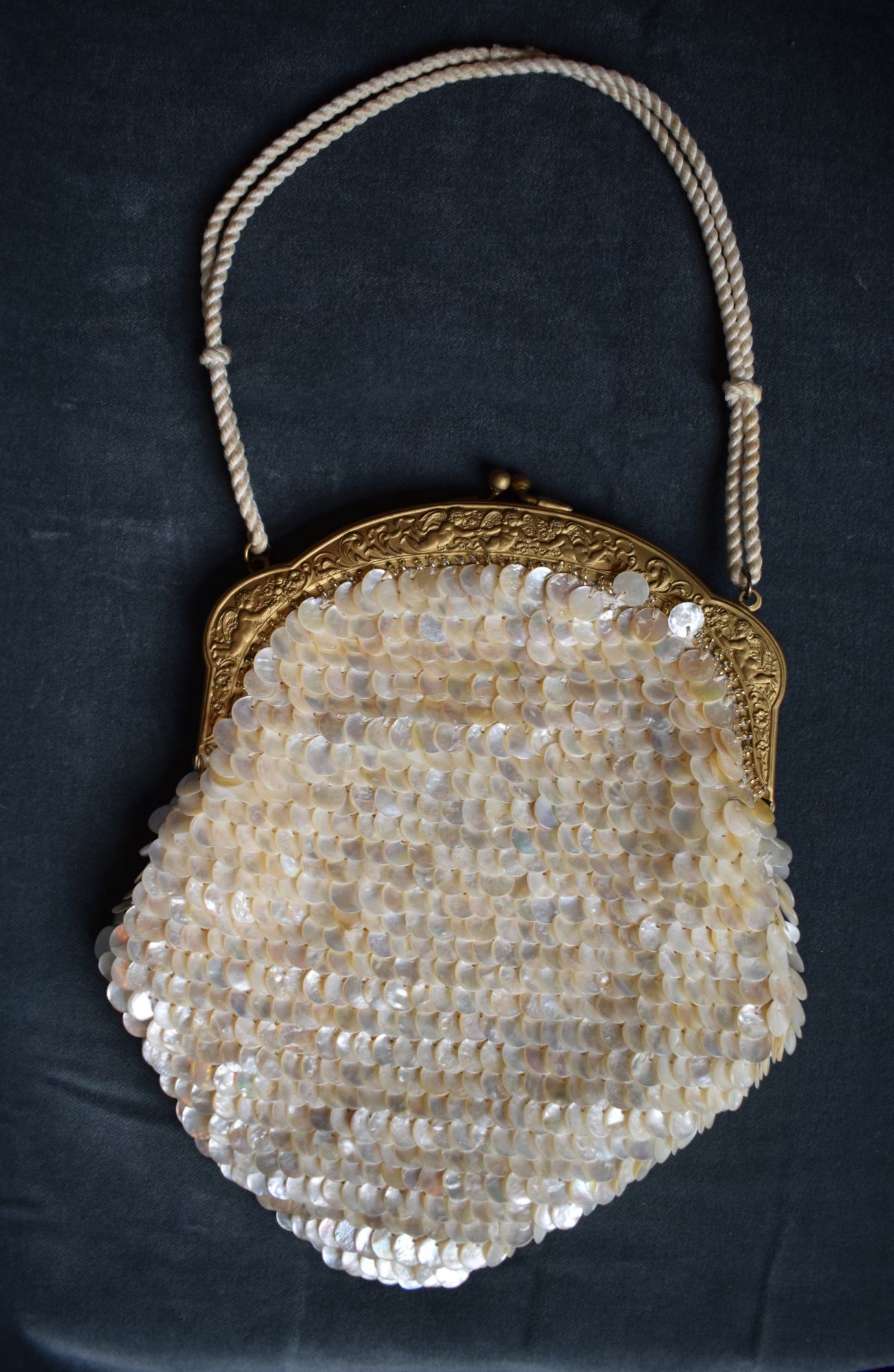 Handtasche mit Perlmutterplättchen (Perlmutter- und Heimatmuseum Adorf CC BY-NC-SA)