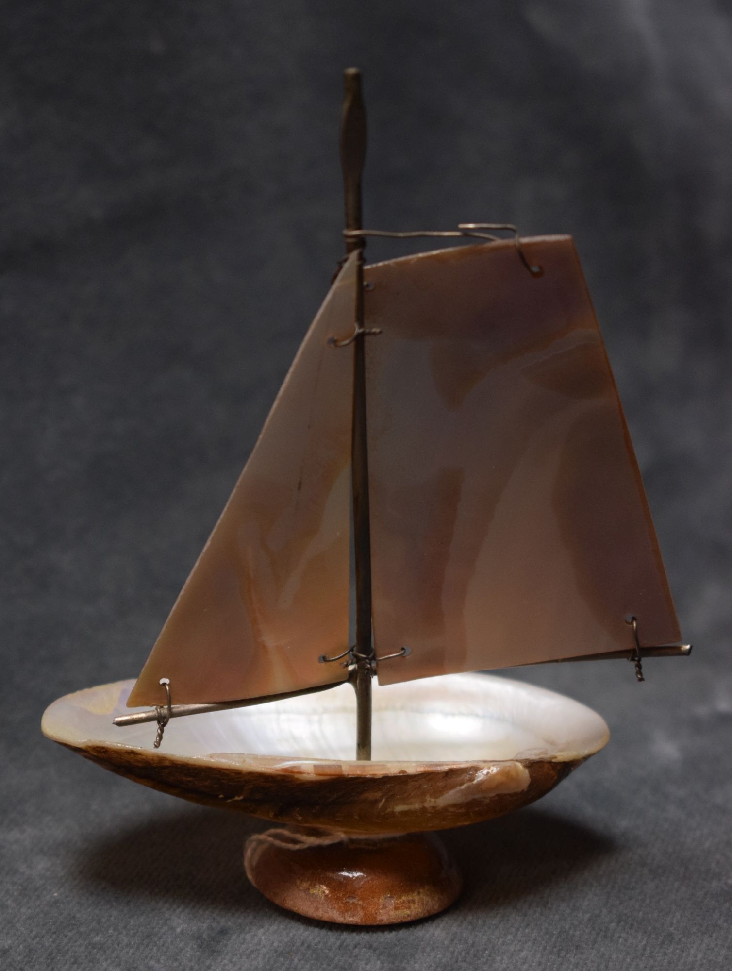 Fingerhuthalter als Miniaturschiff aus Perlmutter (Perlmutter- und Heimatmuseum Adorf CC BY-NC-SA)
