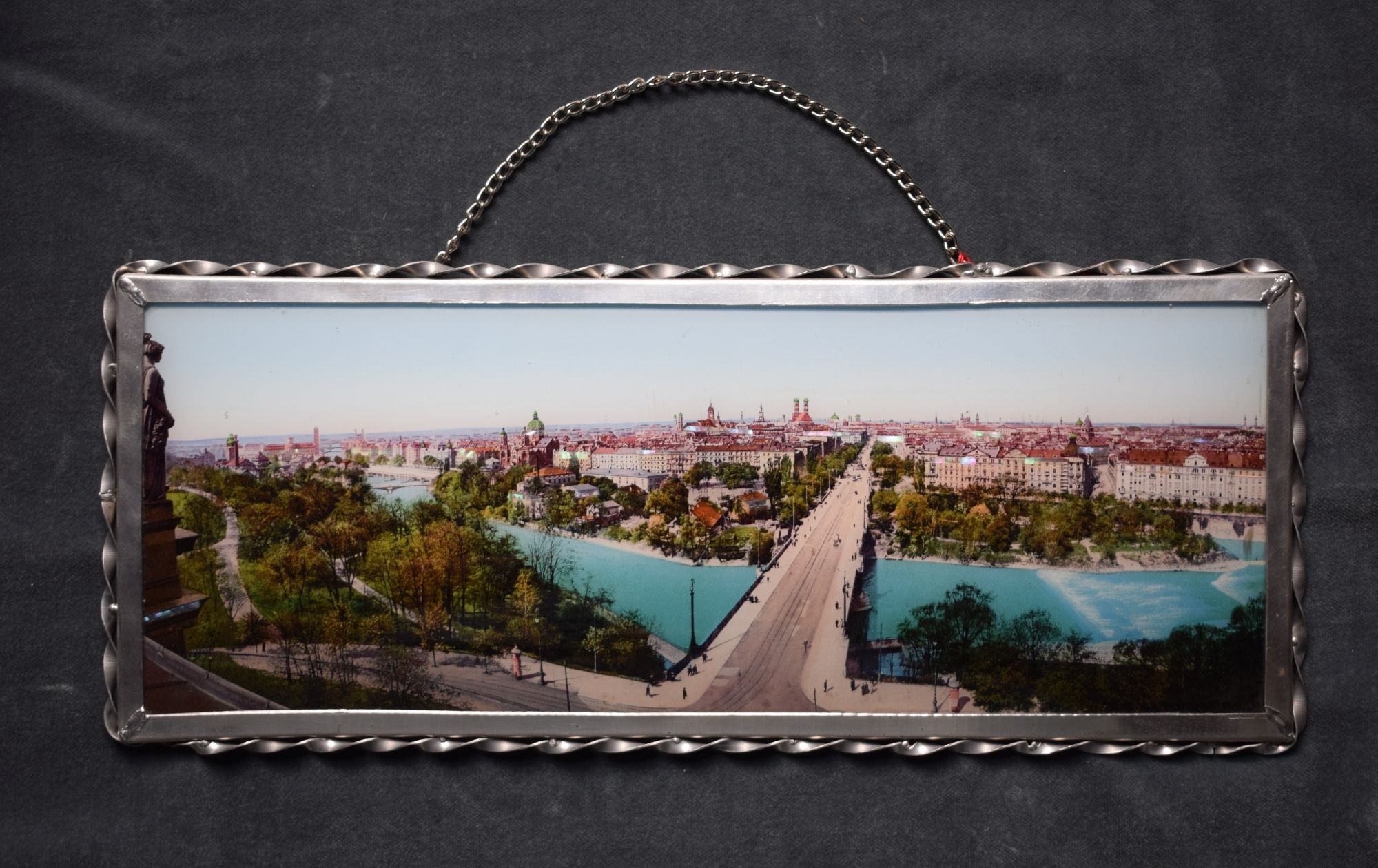 Glasbild mit Ansicht von München (Perlmutter- und Heimatmuseum Adorf CC BY-NC-SA)
