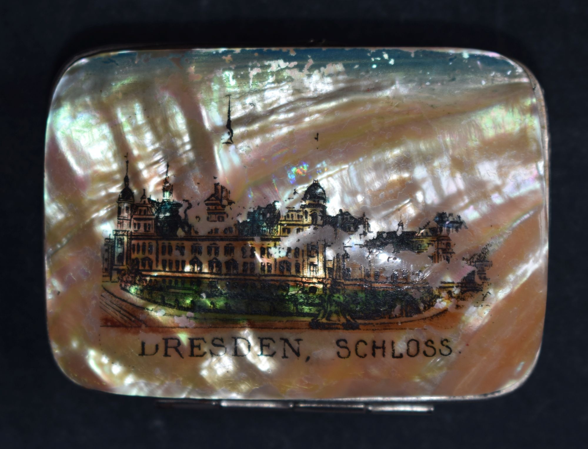 Geldbeutel aus Perlmutter mit Ansicht der Stadt Dresden (Perlmutter- und Heimatmuseum Adorf CC BY-NC-SA)