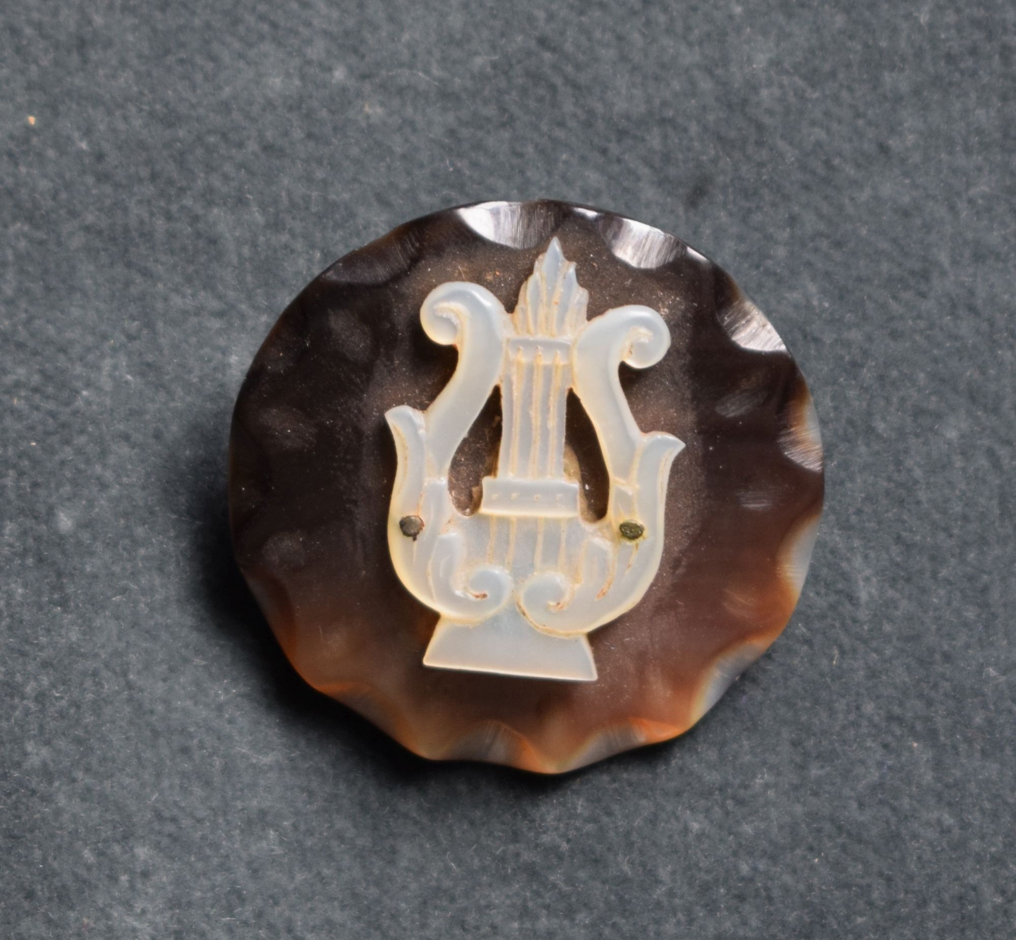 Perlmutterabzeichen mit Lyra (Perlmutter- und Heimatmuseum Adorf CC BY-NC-SA)