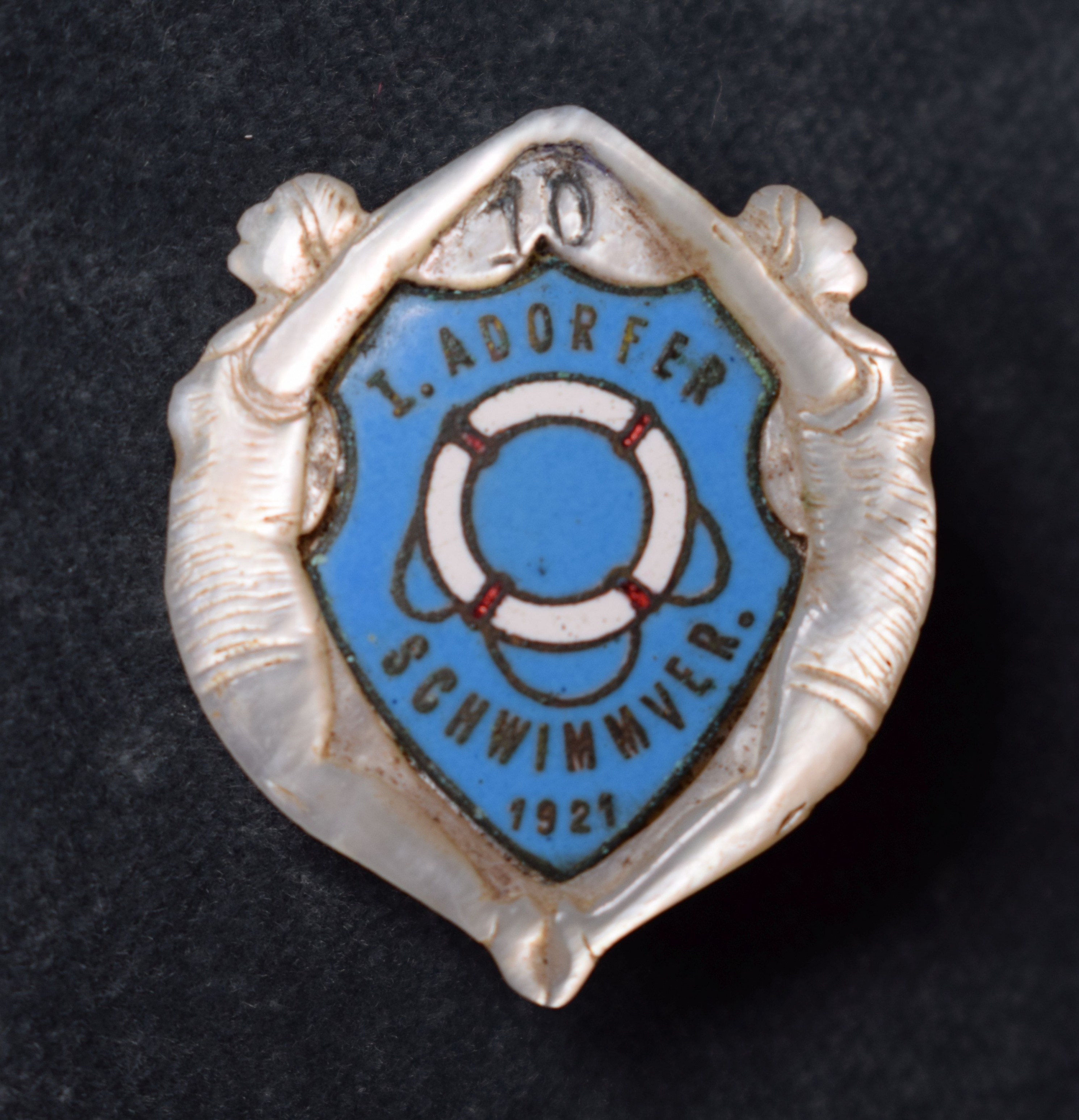 Perlmutterabzeichen des Adorfer Schwimmvereins (Perlmutter- und Heimatmuseum Adorf CC BY-NC-SA)