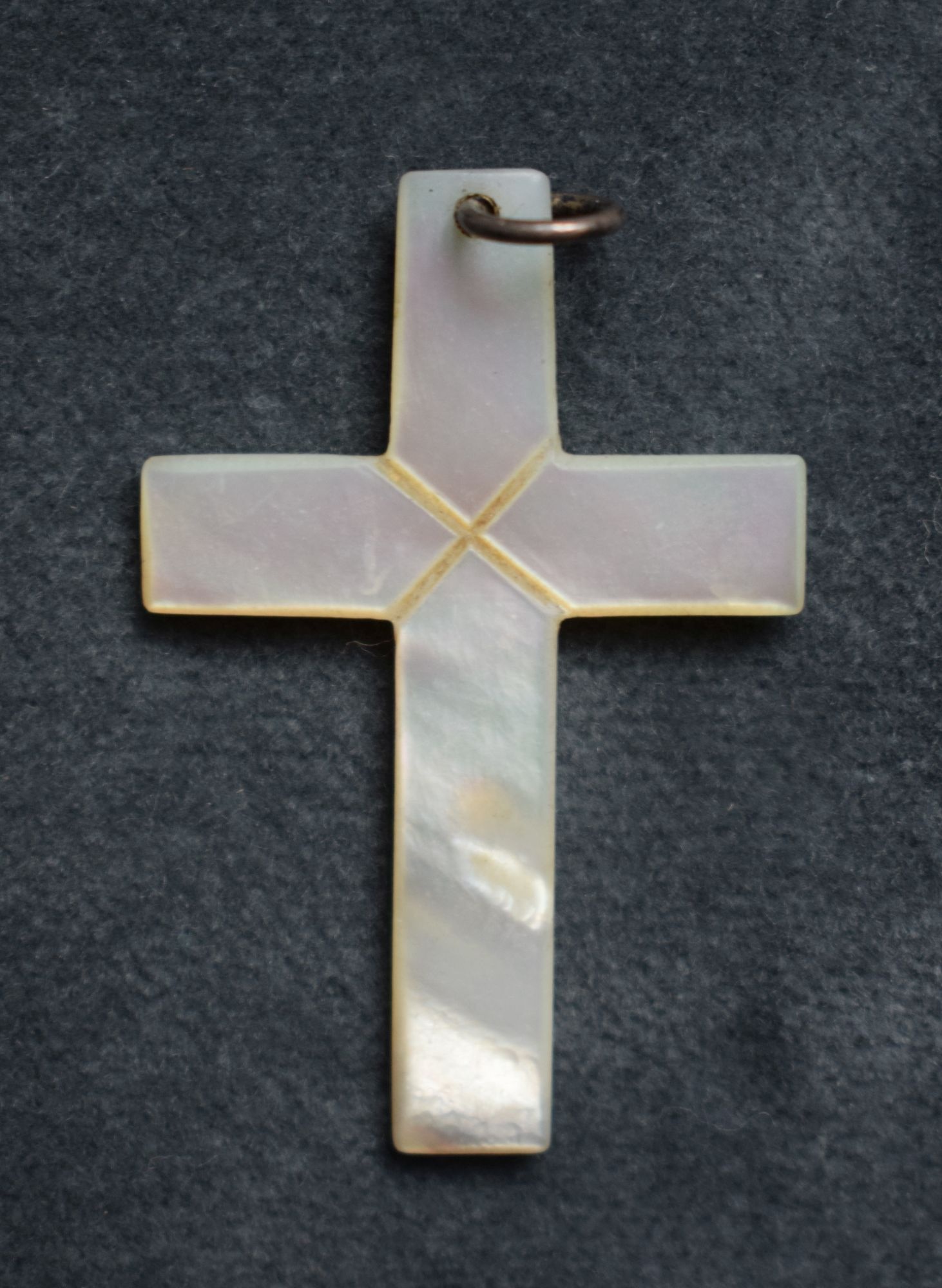 Kettenanhänger mit Perlmutterkreuz (Perlmutter- und Heimatmuseum Adorf CC BY-NC-SA)