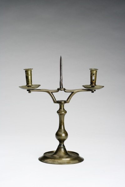 Zweiarmiger Leuchter (Grassi Museum für Angewandte Kunst CC BY-NC-SA)