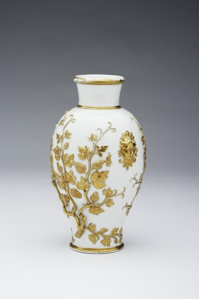 Vase mit Weinrankendekor (Grassi Museum für Angewandte Kunst CC BY-NC-SA)