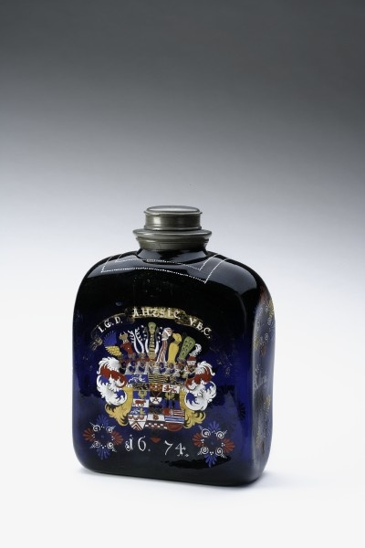 Hofkellerei-Flasche mit sächsischem Gesamtwappen und den Initialen Johann Georgs II. (Grassi Museum für Angewandte Kunst CC BY-NC-SA)