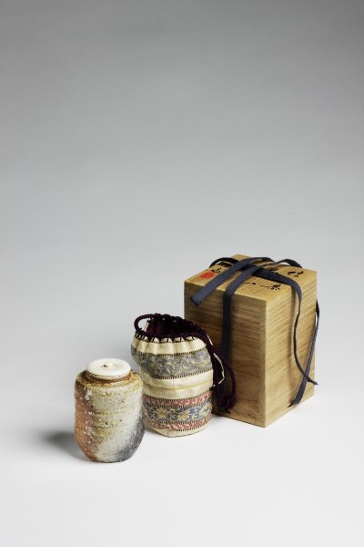 Teebehälter mit Elfenbeindeckel, Brokatbeutel und Holzkasten (Grassi Museum für Angewandte Kunst CC BY-NC-SA)
