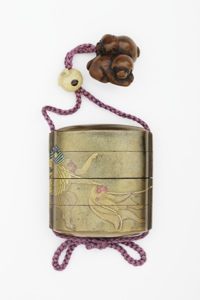 Stapeldose (inrô) mit Schiebeperle (ojime) und geschnitztem Fixier- knebel (netsuke) (Grassi Museum für Angewandte Kunst CC BY-NC-SA)