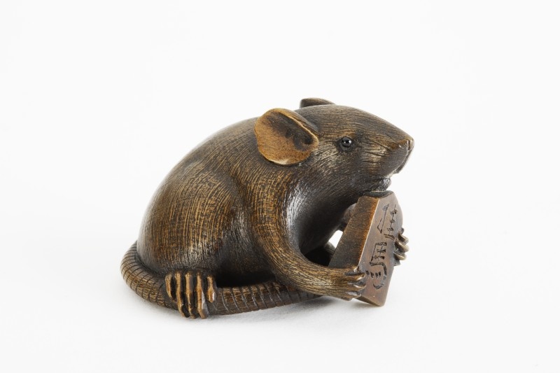 Fixierknebel (netsuke) in Form einer Maus mit Shôgi-Spielstein (Grassi Museum für Angewandte Kunst CC BY-NC-SA)