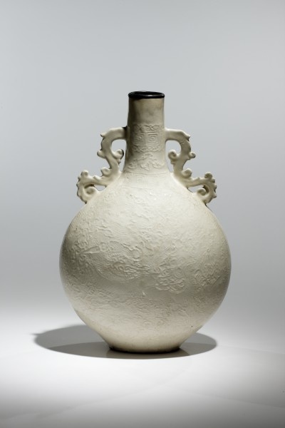 Doppelhenkelflasche mit Drachendekor (Grassi Museum für Angewandte Kunst CC BY-NC-SA)