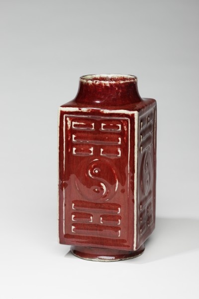 Vase in Form einer Ritualjade (Grassi Museum für Angewandte Kunst CC BY-NC-SA)