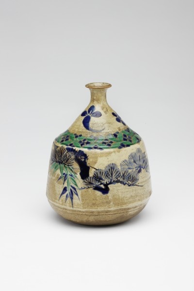 Enghalsflasche mit Kiefer- und Bambusdekor (Grassi Museum für Angewandte Kunst CC BY-NC-SA)