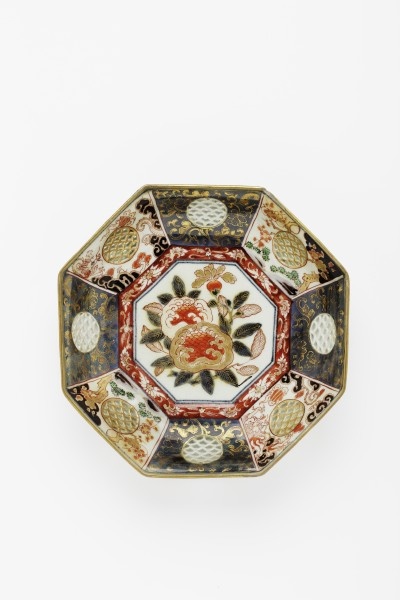 Achteckiger Teller mit durchbrochenen Kartuschen (Grassi Museum für Angewandte Kunst CC BY-NC-SA)