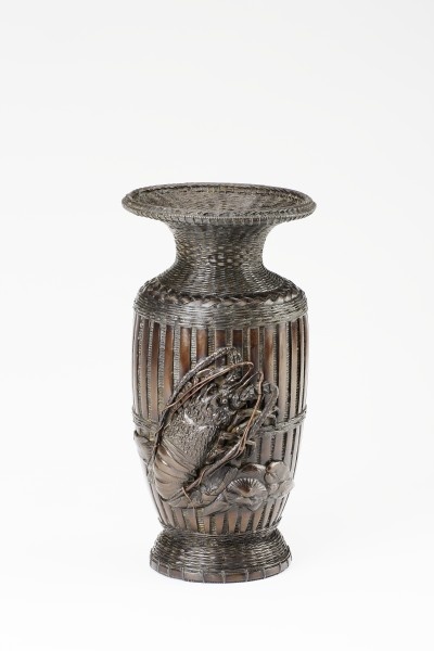 Vase in Form eines Korbes mit Languste (Grassi Museum für Angewandte Kunst CC BY-NC-SA)