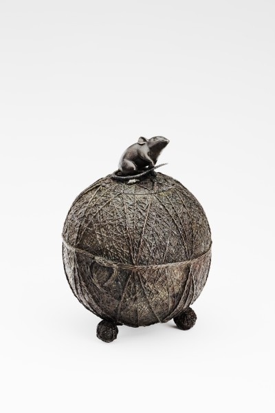 Räuchergefäß in Form einer auf einem Seidenknäuel sitzenden Maus (Grassi Museum für Angewandte Kunst CC BY-NC-SA)
