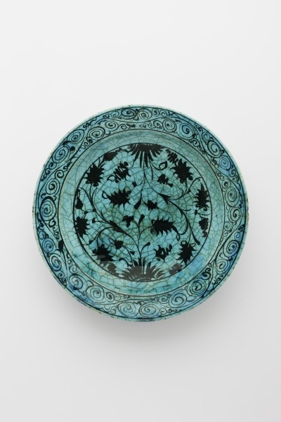 Teller mit floralem Dekor (Grassi Museum für Angewandte Kunst CC BY-NC-SA)
