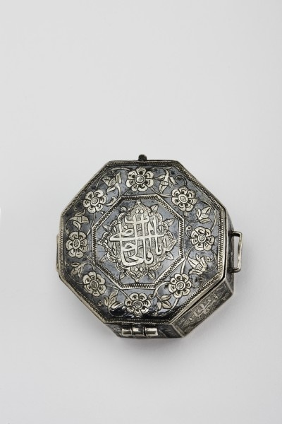 Oberarm-Amulett /Koranbehälter (Grassi Museum für Angewandte Kunst CC BY-NC-SA)