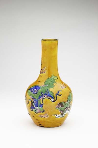 Vase mit spielenden Glückslöwen (Grassi Museum für Angewandte Kunst CC BY-NC-SA)