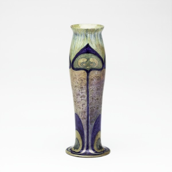 Vase mit Pfauenfederdekor (Grassi Museum für Angewandte Kunst CC BY-NC-SA)