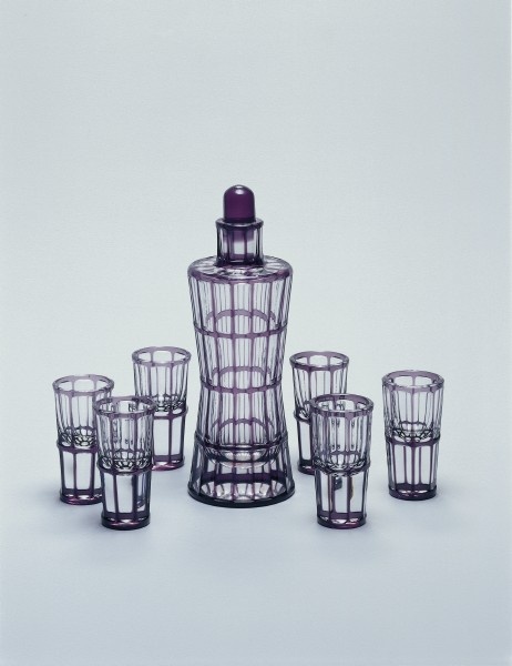 Likörflasche mit sechs Gläsern (GRASSI Museum für Angewandte Kunst CC BY-NC-SA)