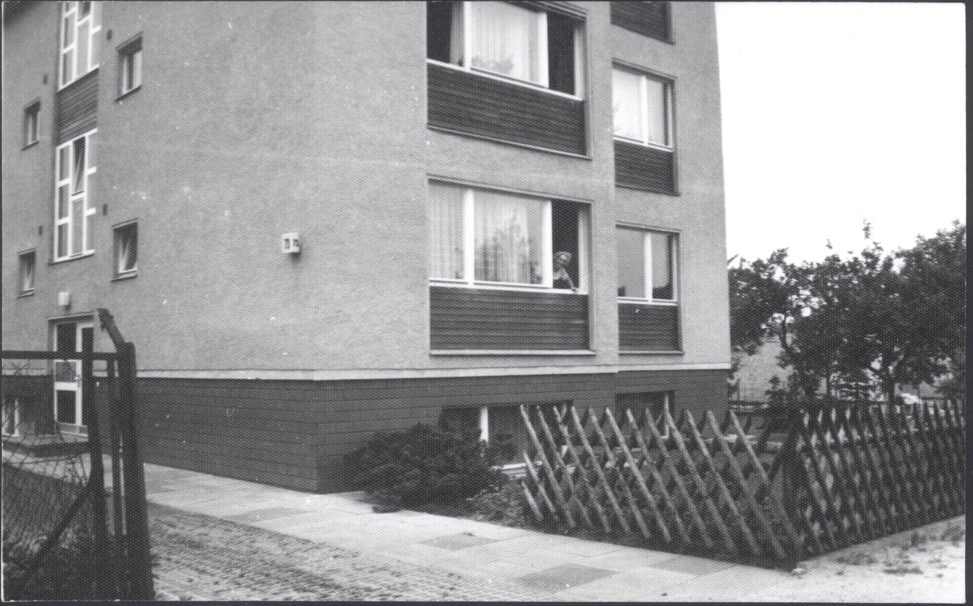 Hildegard Müller am Fenster ihrer Wohnung in Berlin (HausBoden Kunst und Geschichte – Gesellschaft und Erinnerung CC BY-NC-SA)