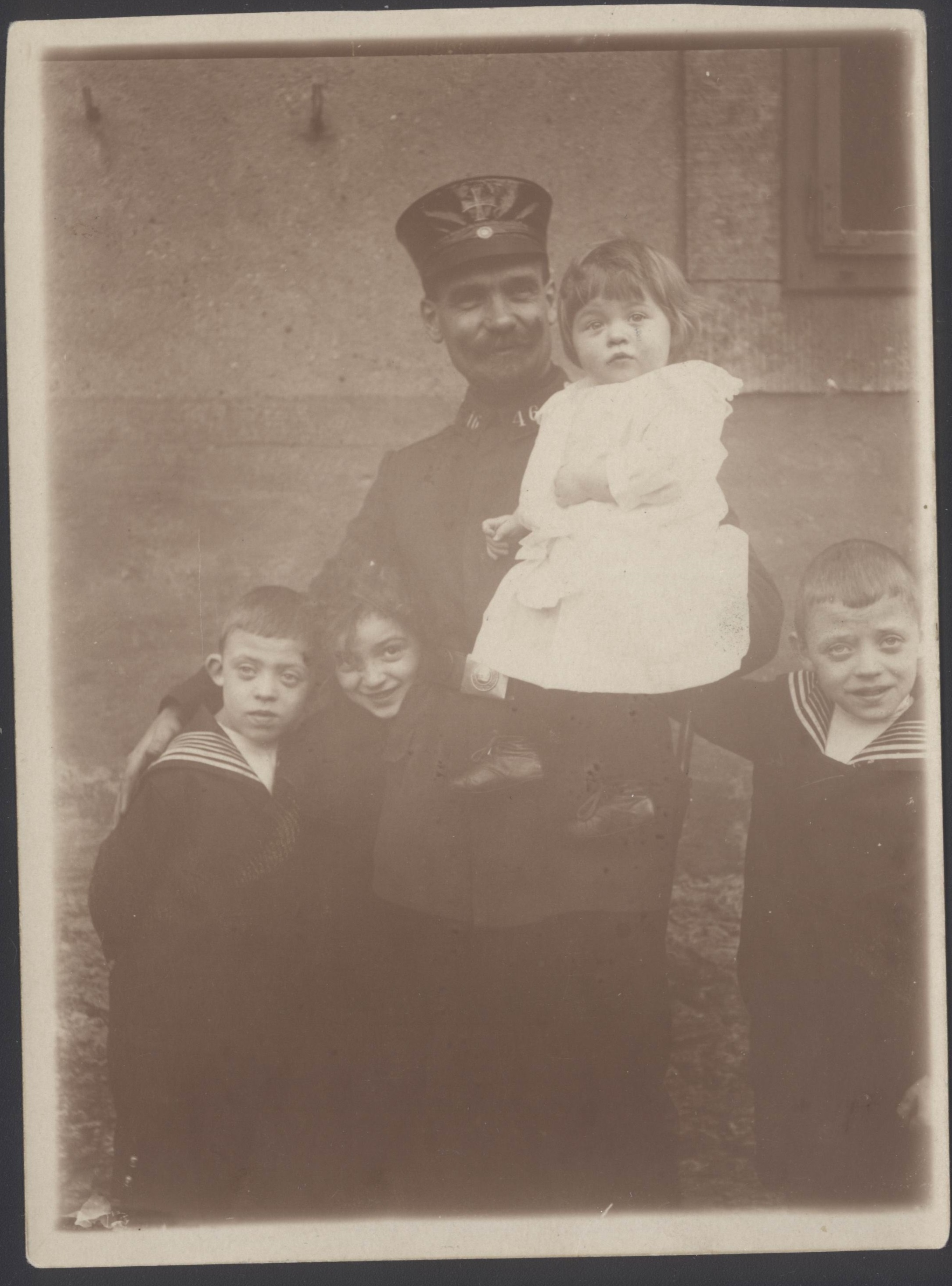 Woldemar Boden in Uniform vor seinem Haus mit seinen Kindern Helmut, Hilde, Ilse und Waldemar (HausBoden Kunst und Geschichte – Gesellschaft und Erinnerung CC BY-NC-SA)