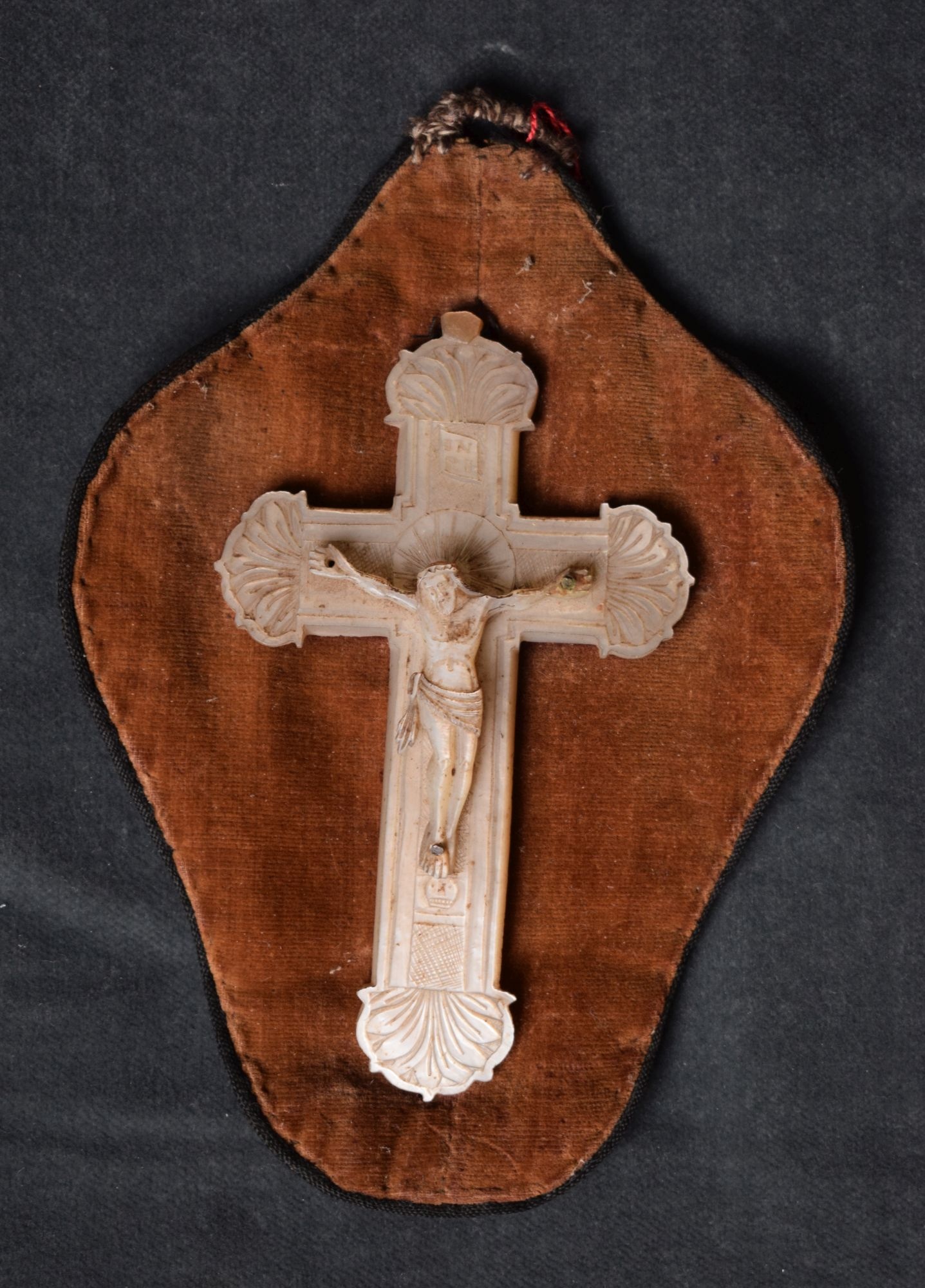 Kruzifix (Perlmutter- und Heimatmuseum Adorf CC BY-NC-SA)