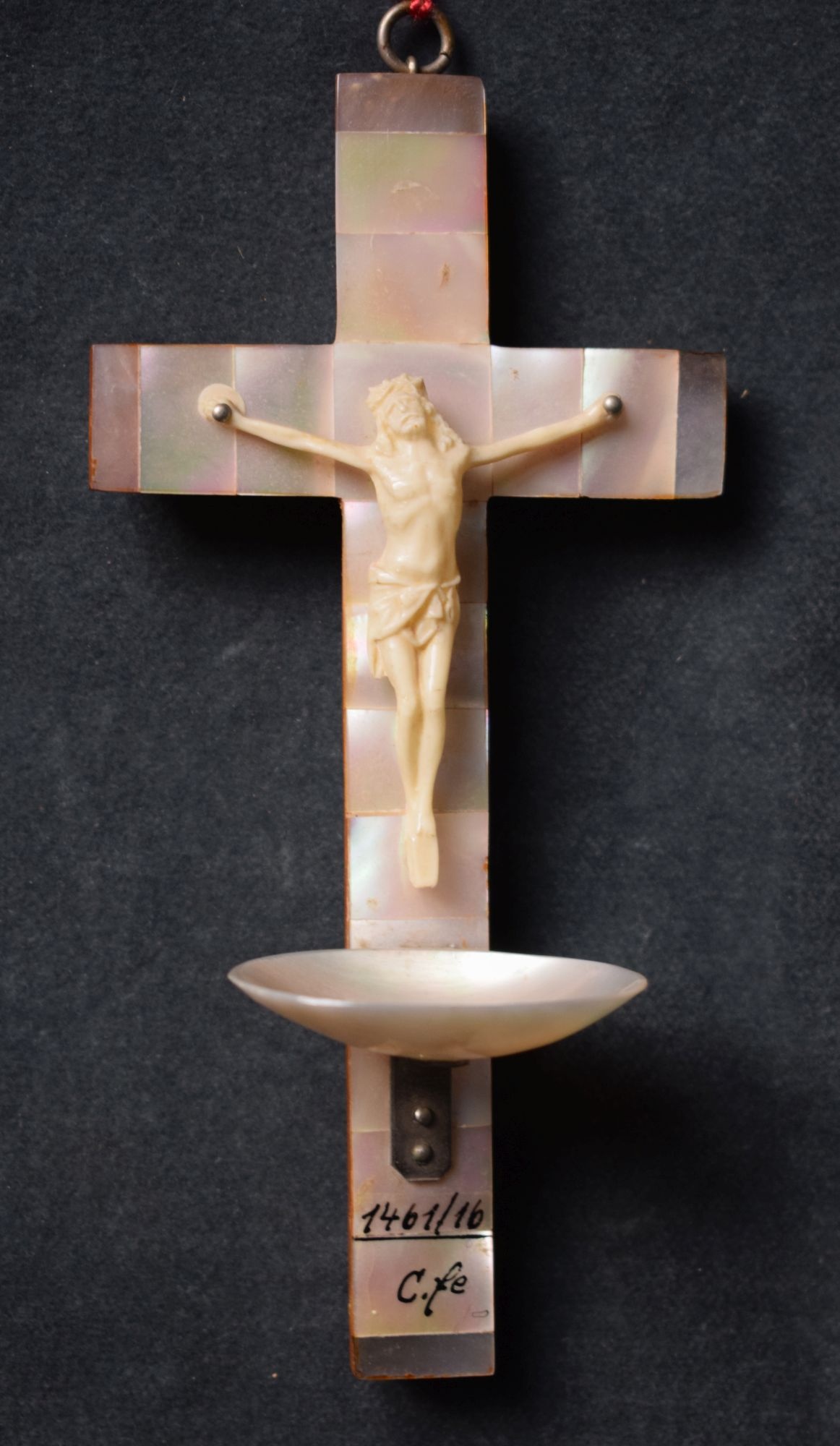 Perlmutterkreuz mit Jesusfigur aus Elfenbein (Perlmutter- und Heimatmuseum Adorf CC BY-NC-SA)