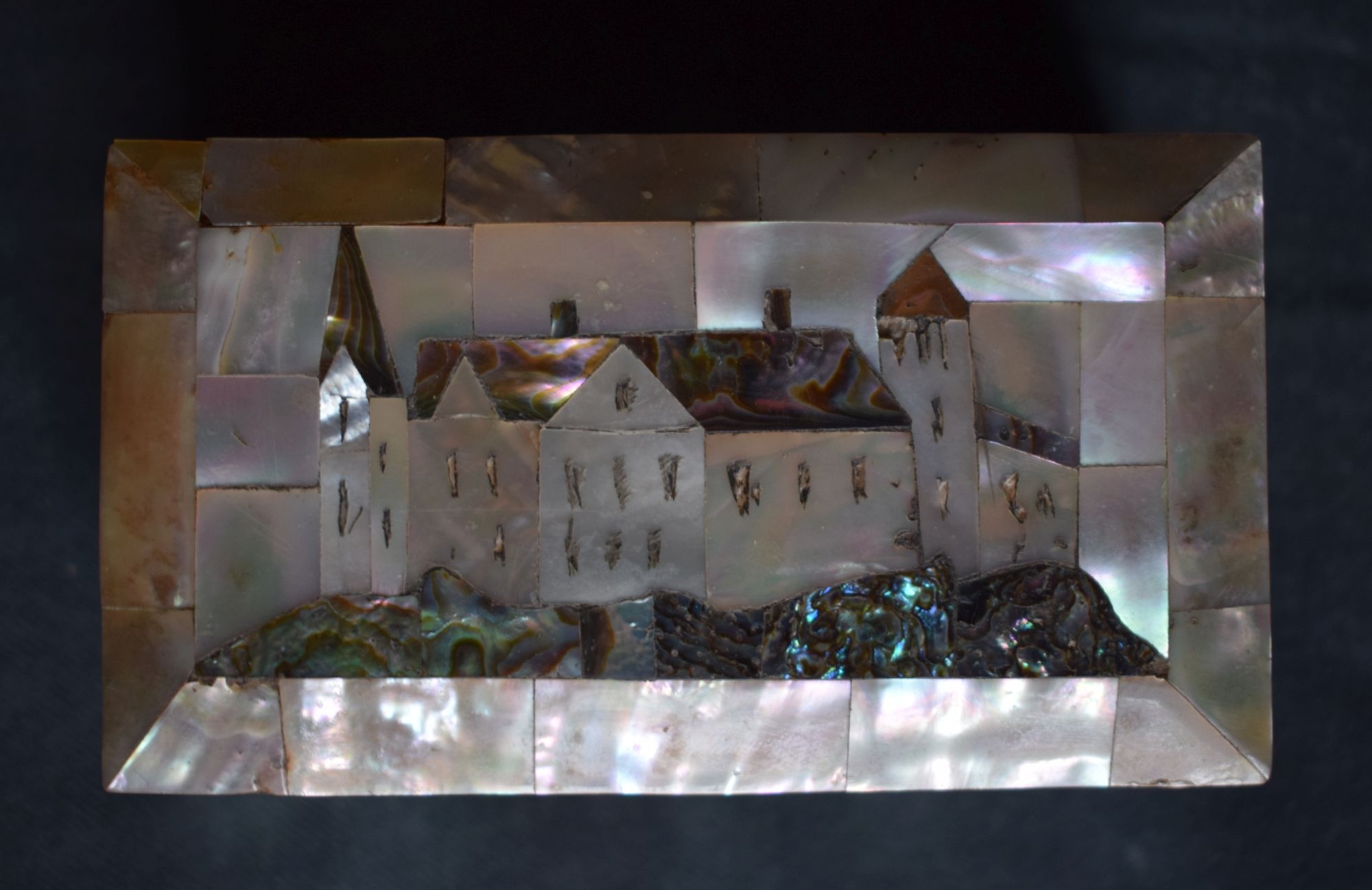 Schmuckschatulle mit Schlossmotiv aus Perlmutter (Perlmutter- und Heimatmuseum Adorf CC BY-NC-SA)