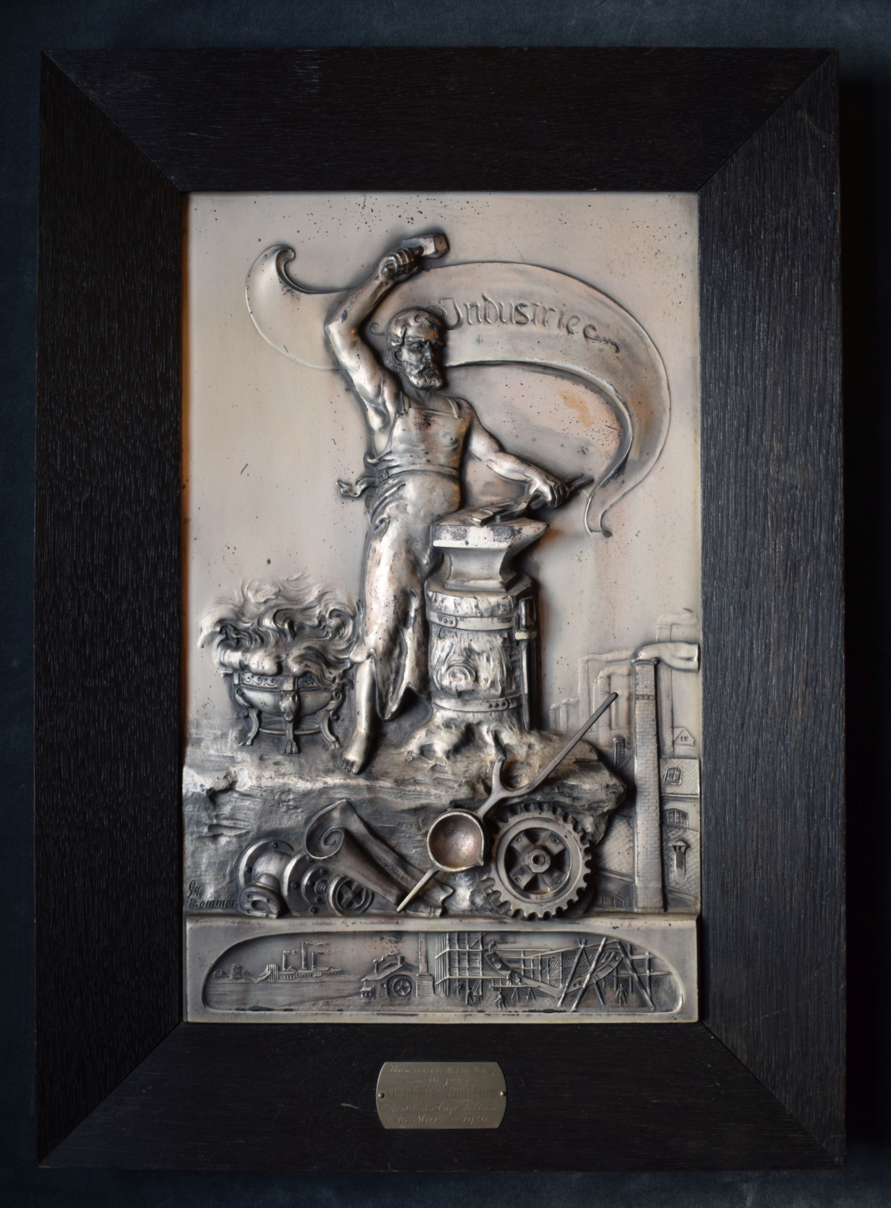 Relief mit der Darstellung eines Schmiedes (Perlmutter- und Heimatmuseum Adorf CC BY-NC-SA)