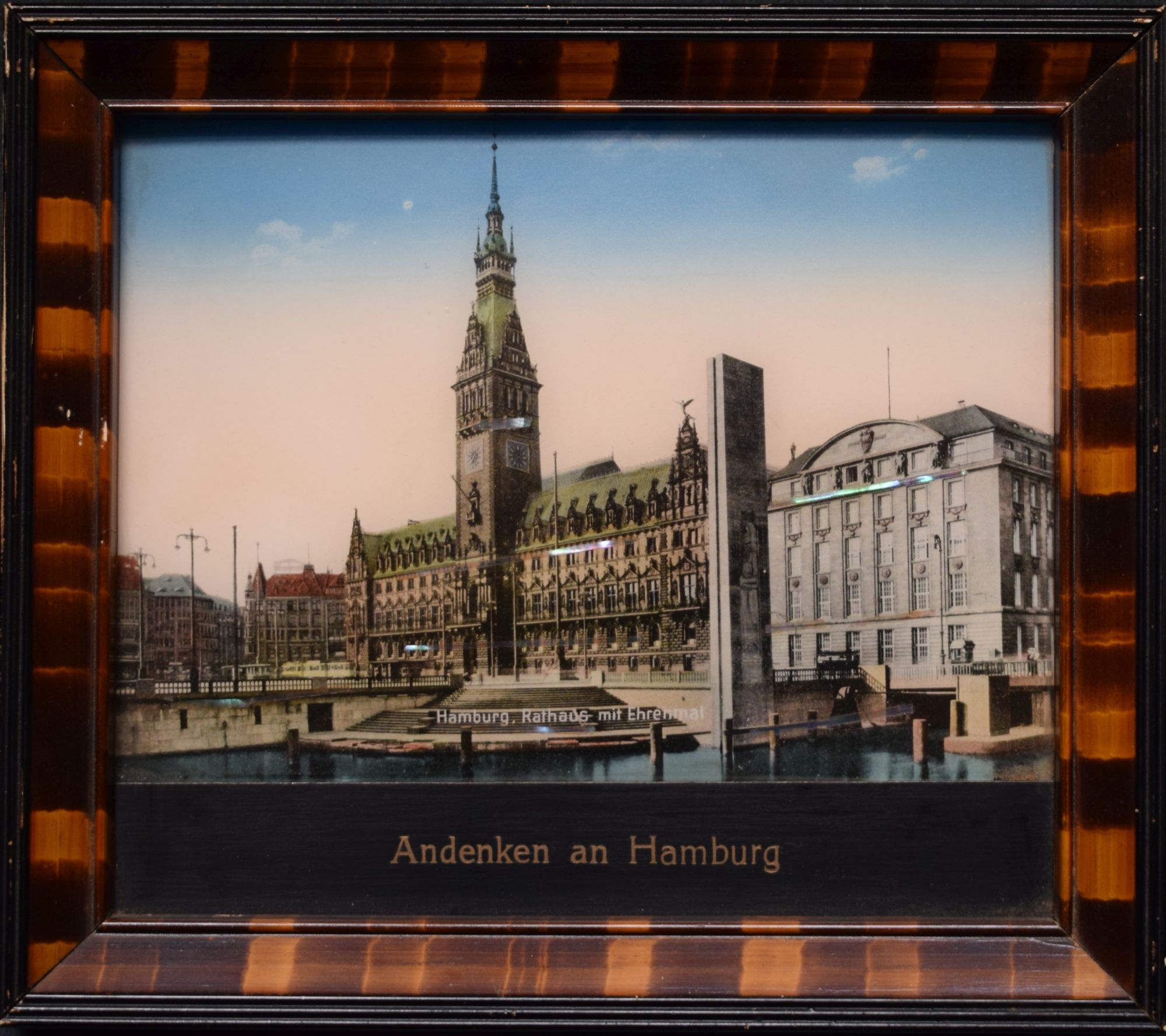Glasbild mit Ansicht der Stadt Hamburg (Perlmutter- und Heimatmuseum Adorf CC BY-NC-SA)