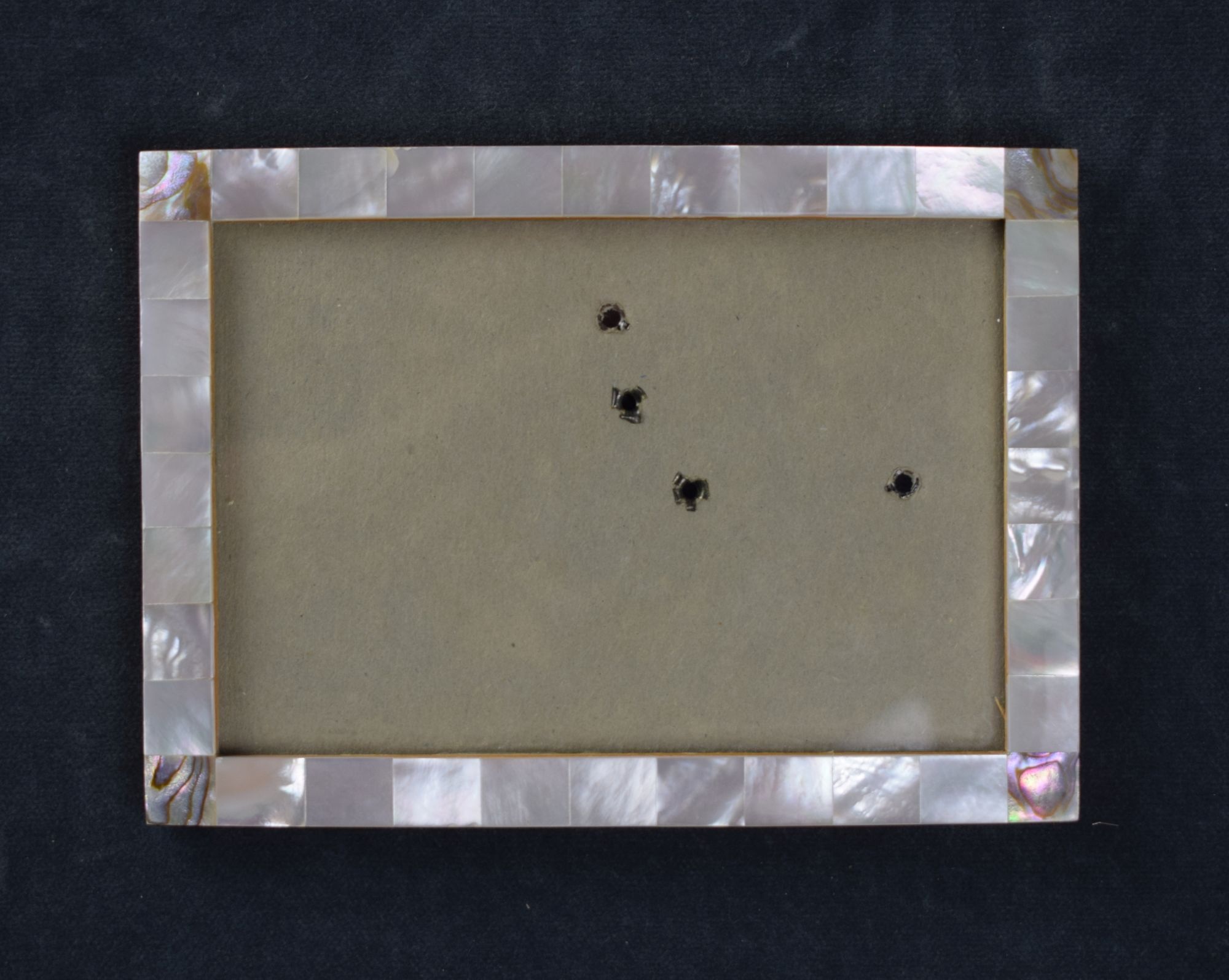 Fotorahmen mit Perlmutterplättchen (Perlmutter- und Heimatmuseum Adorf CC BY-NC-SA)
